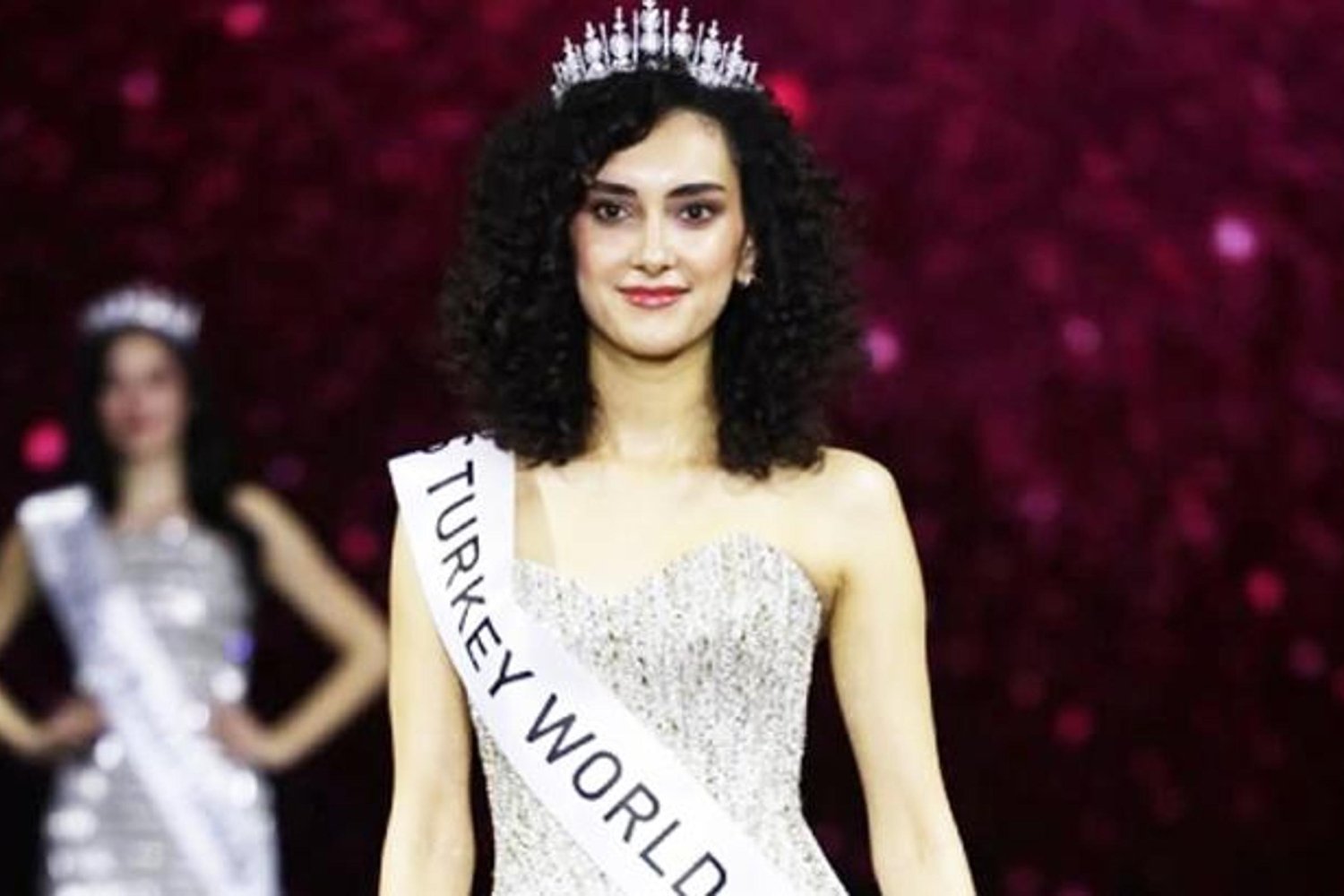 Miss Turkey 2025 Birincisi Sıla Saraydemir Oldu! Göz Kamaştıran Genç Güzellik