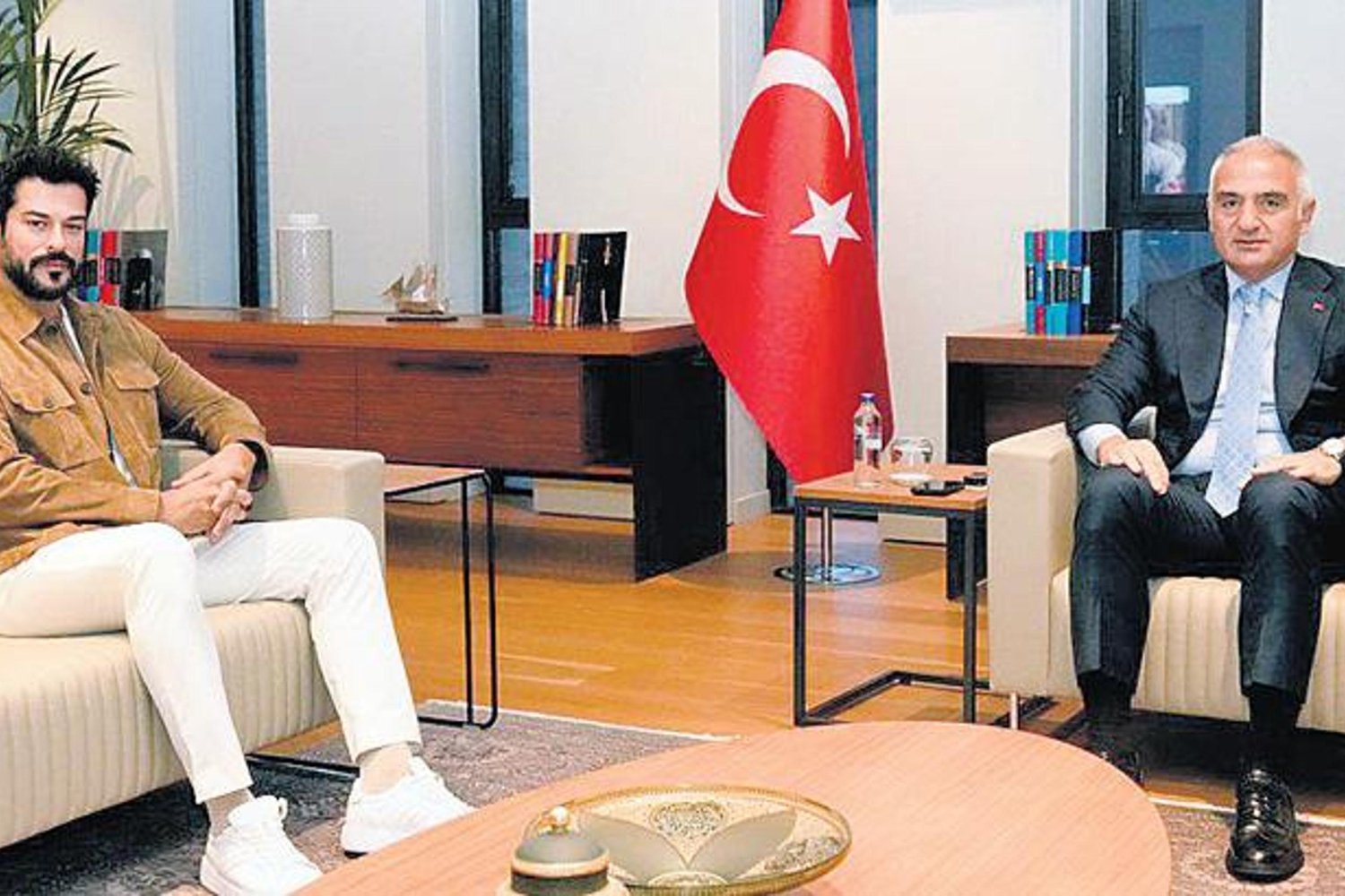 Sanatçı Burak Özçivit ile Bakan Ersoy'dan Göz Dolduran Buluşma