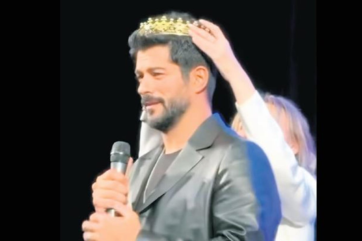 Türk Dizi Müziği Konseri’nde Özçivit’e Kral Tacı: Sosyal Medyada Gündem Oldu