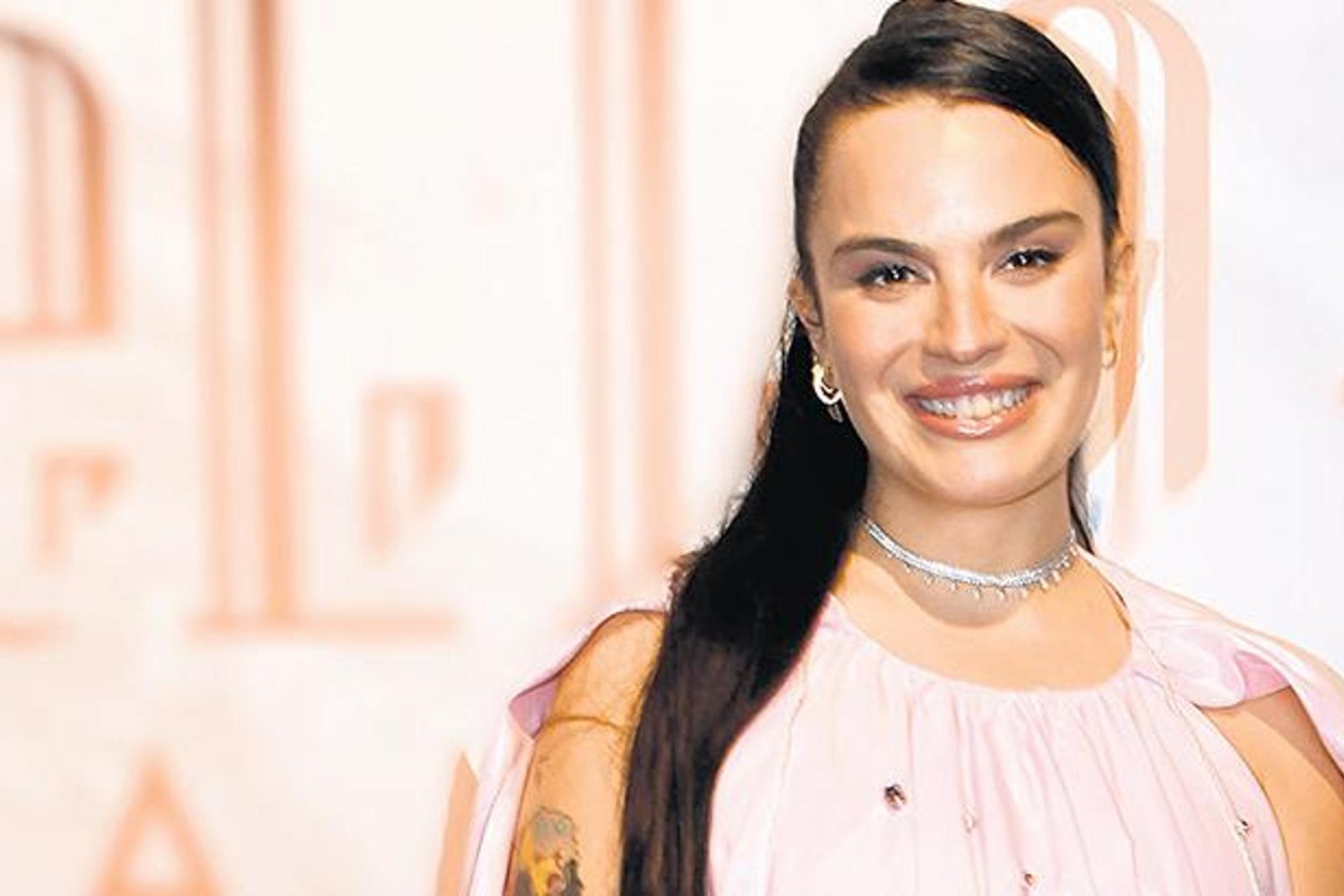 Göz Kamaştıran Performans ve Şıklık: Oyuncu Ataşehir'de Sahneye Çıktı