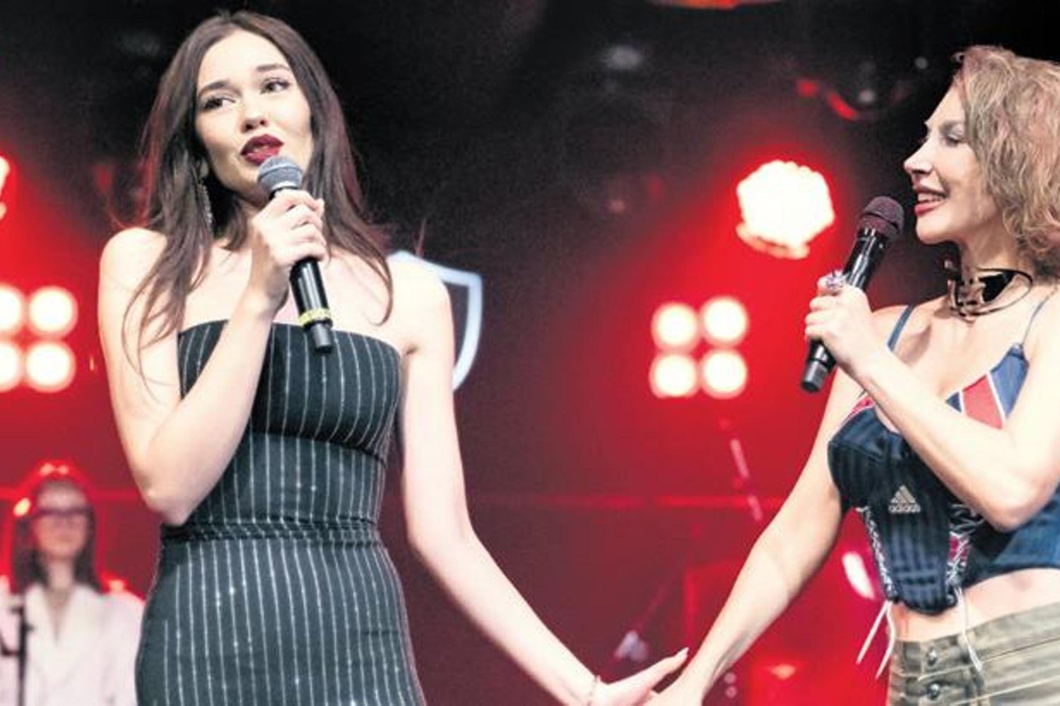 Yener Konserinde Duruşuyla Göz Kamaştırdı: Uluslararası Platformda Bayrağımız Dalgalandı