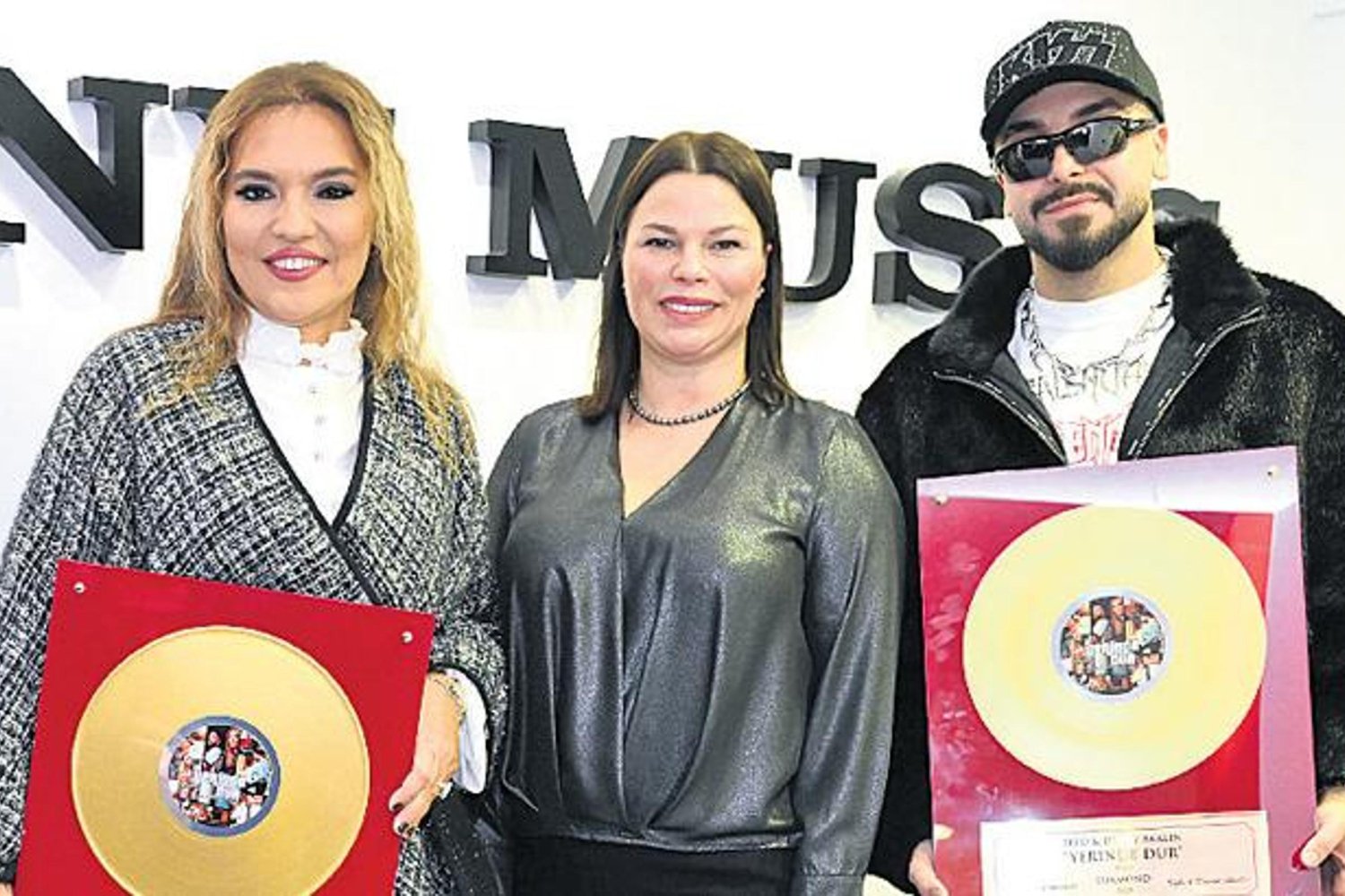 Demet Akalın ve Sefo'nun 'Yerinde Dur' Şarkısı Rekor Kırdı! Diamond Plak Takdim Edildi