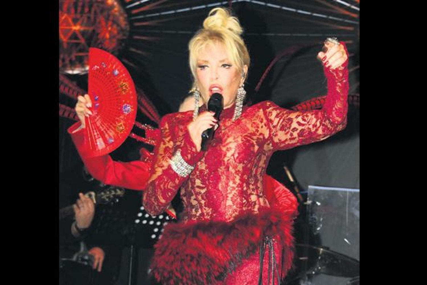 Moda Devi Pekkan'dan Unutulmaz Sahne Şovu