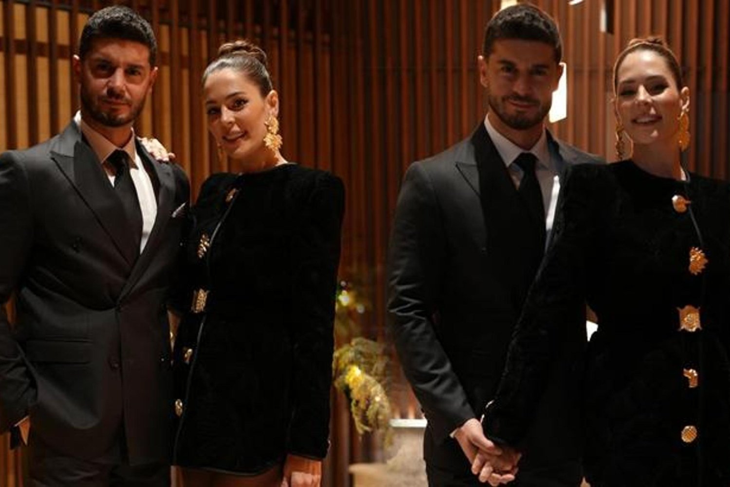 Berk Oktay ve Yıldız Çağrı Atiksoy'un Romantik Tatil Anları Büyülüyor