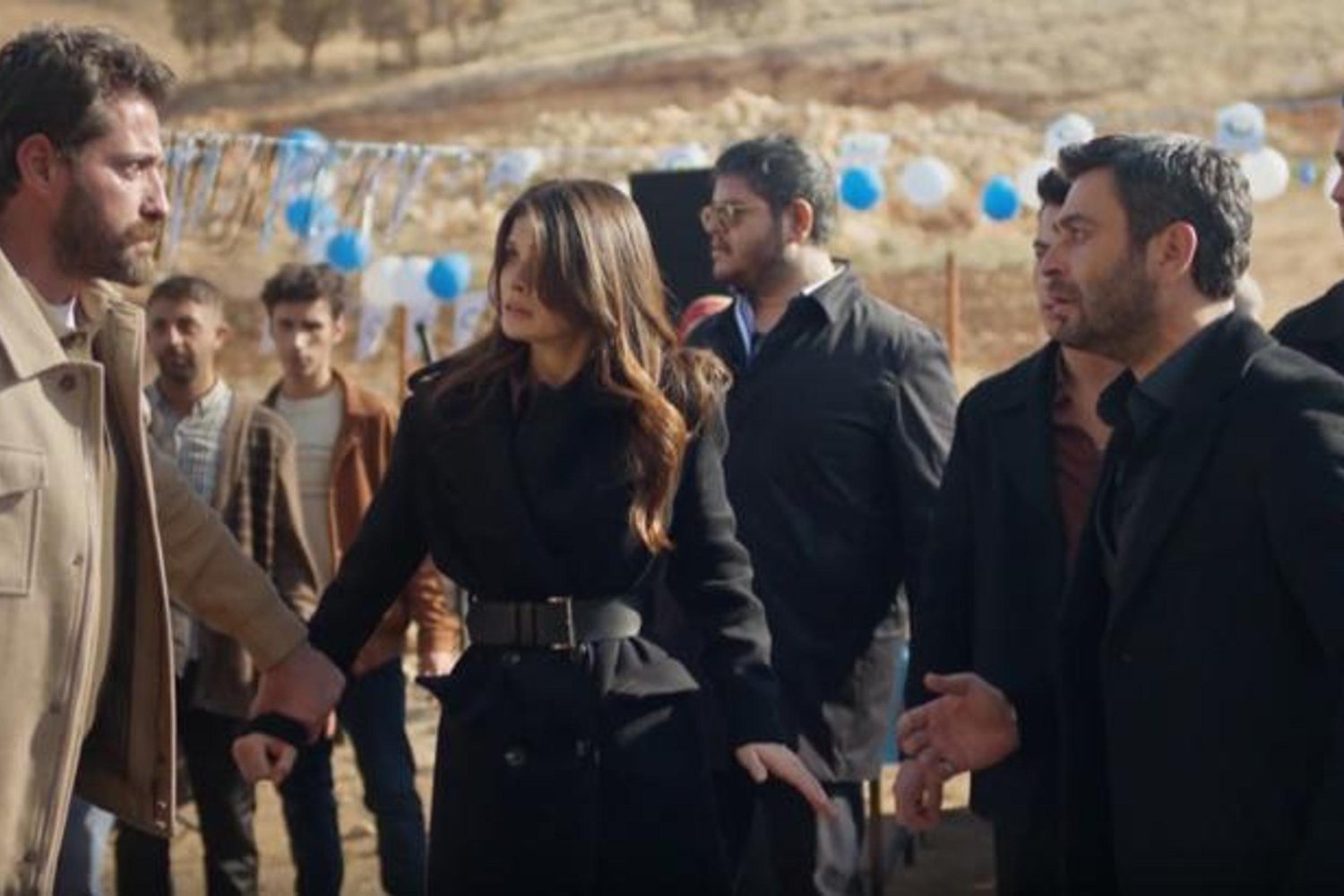 Uzak Şehir'de Alya ve Cihan Arasındaki Romantik Anlar ve Boran'ın Kıskançlık Krizi