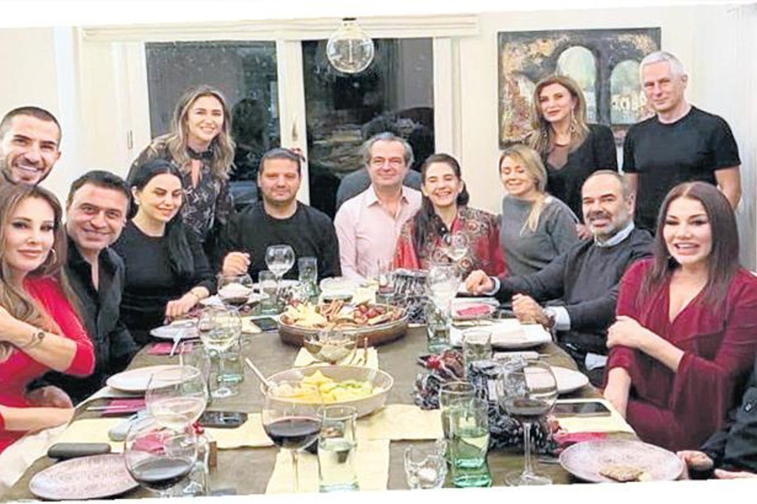 Funda Arar’ın Evindeki Yeni Yıl Davetinde Barış Pozları Gün Saydı