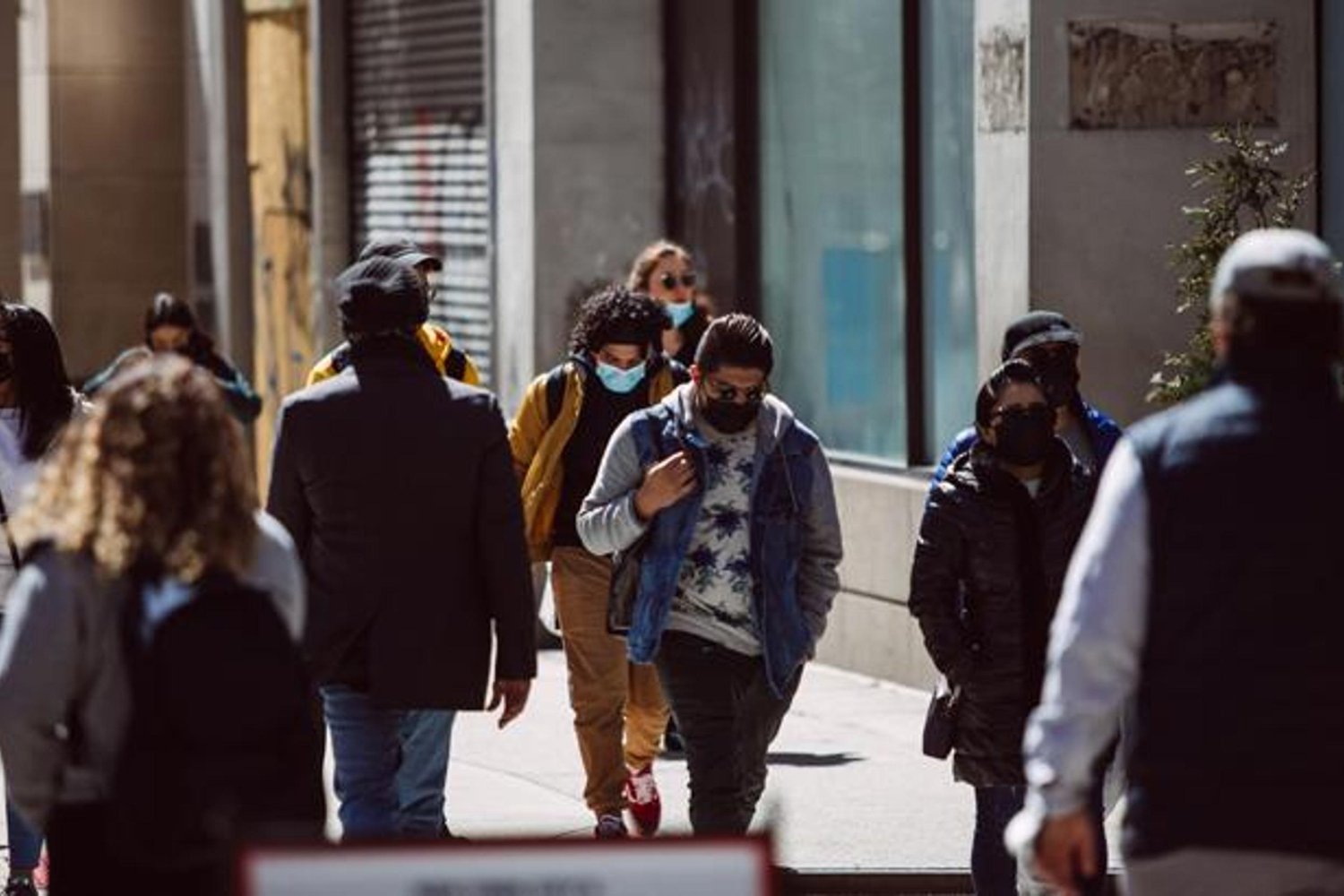 Ünlü İsimden Dikkat Çekici Giyim Seçimi: Moda Dünyasında Yeni Trendler