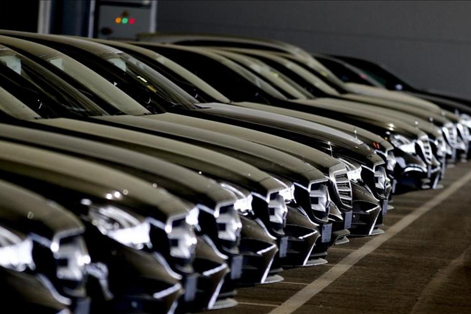 AB Otomobil Satışları 2025'te Yüzde 5,8 Artış Gösterdi: Elektrikli ve Hibrit Modeller Öne Çıkıyor