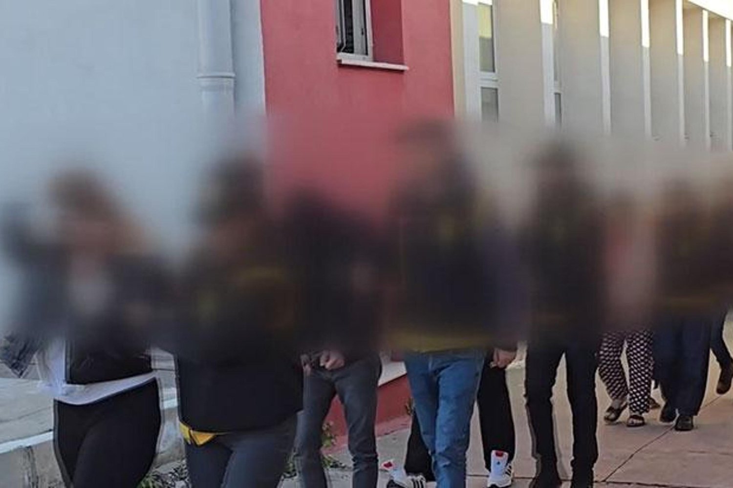 Adana ve Antalya'da Masaj Salonlarında Fuhuş Operasyonu: 15 Gözaltı