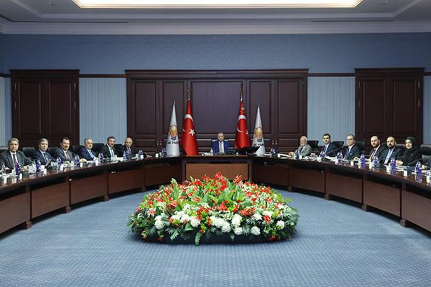 AK Parti Toplantısı Başladı: Cumhurbaşkanı Erdoğan ve Cevdet Yılmaz Gündemde