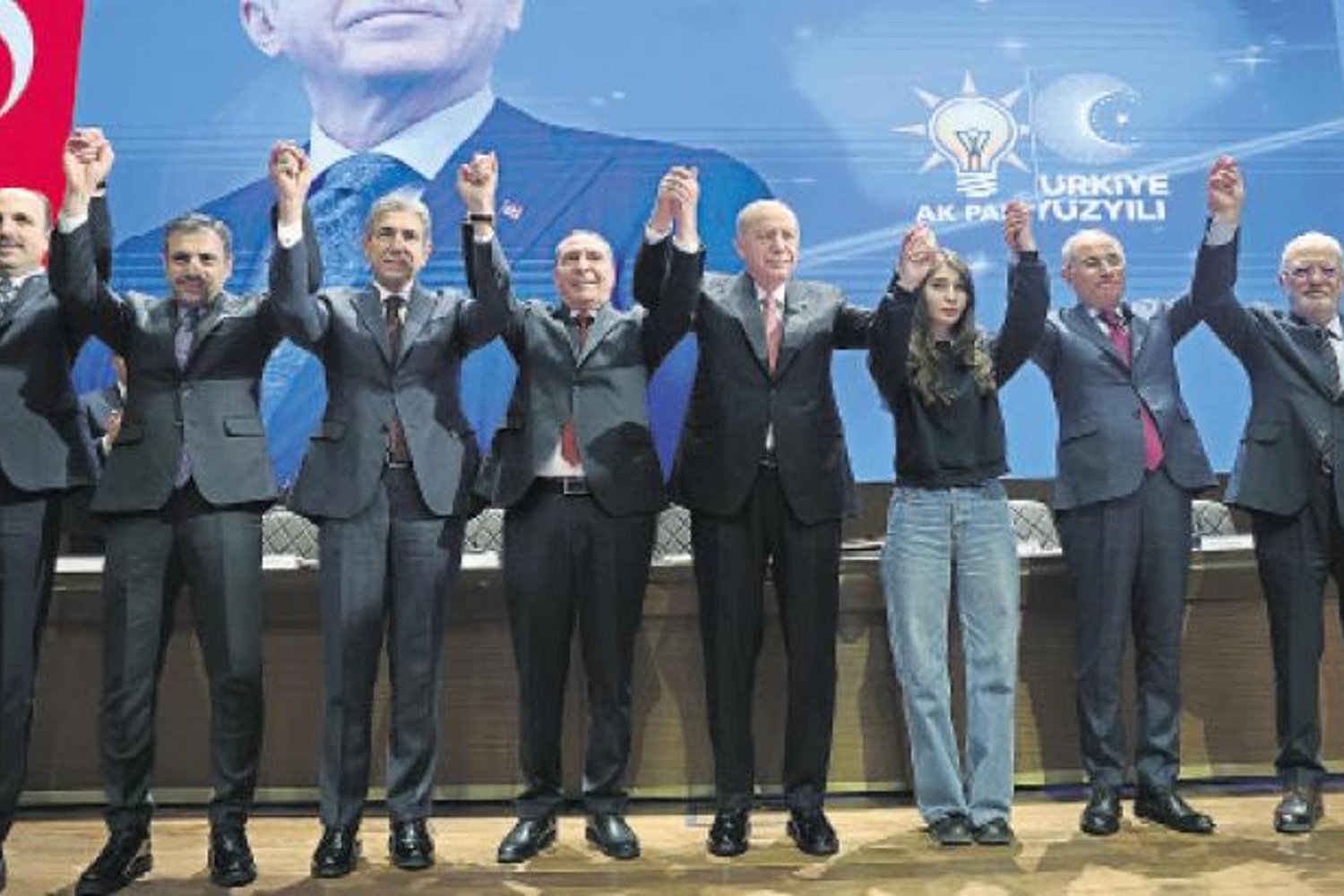 AK Parti’de Yeni Belediye Başkanları Rozetlerini Erdoğan’dan Aldı - Büyük Katılım