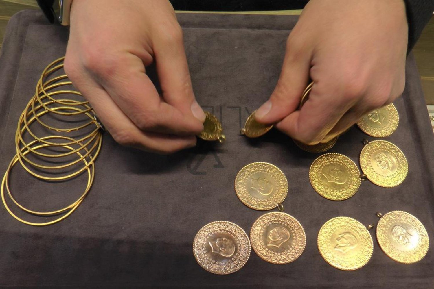 Altın Fiyatlarındaki Rekorları Fed Soruşturması ve ALTINS1 Sertifikası Düşüşü Şok Etkiledi