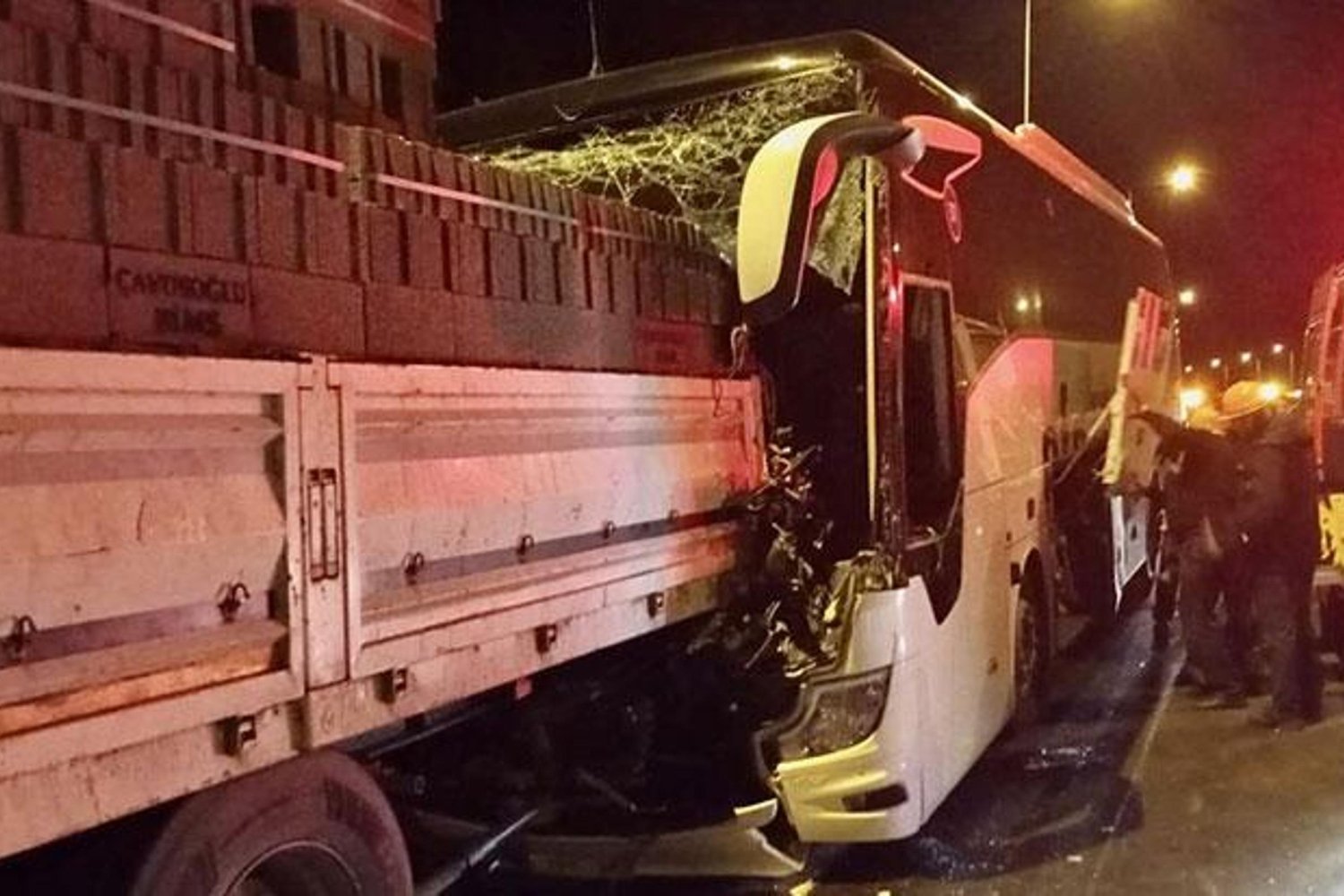 Düzce'de Otomobil ve Tır Kazası: 1 Ölü, 3 Yaralı