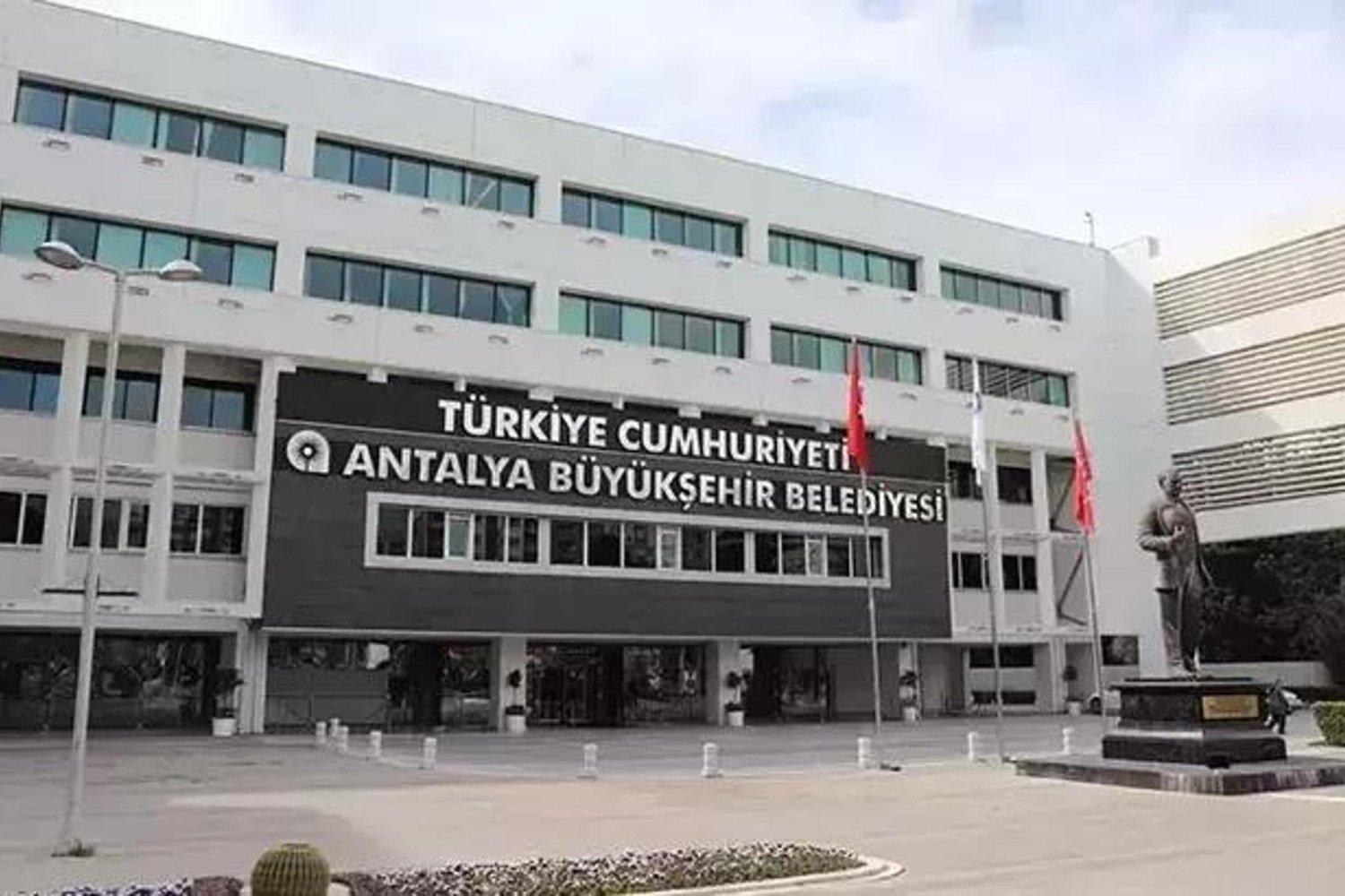 Antalya Belediyesinde Usulsüz Harcama Olayında 5 Kişi Tutuklandı