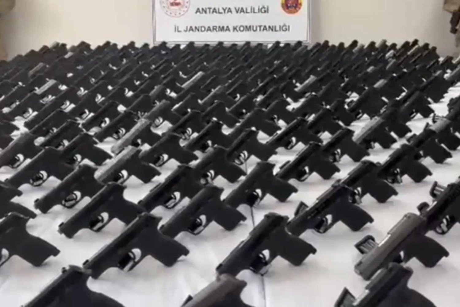 Silah Kaçakçılığı Operasyonu: 393 Ruhsatsız Tabanca Ele Geçirildi