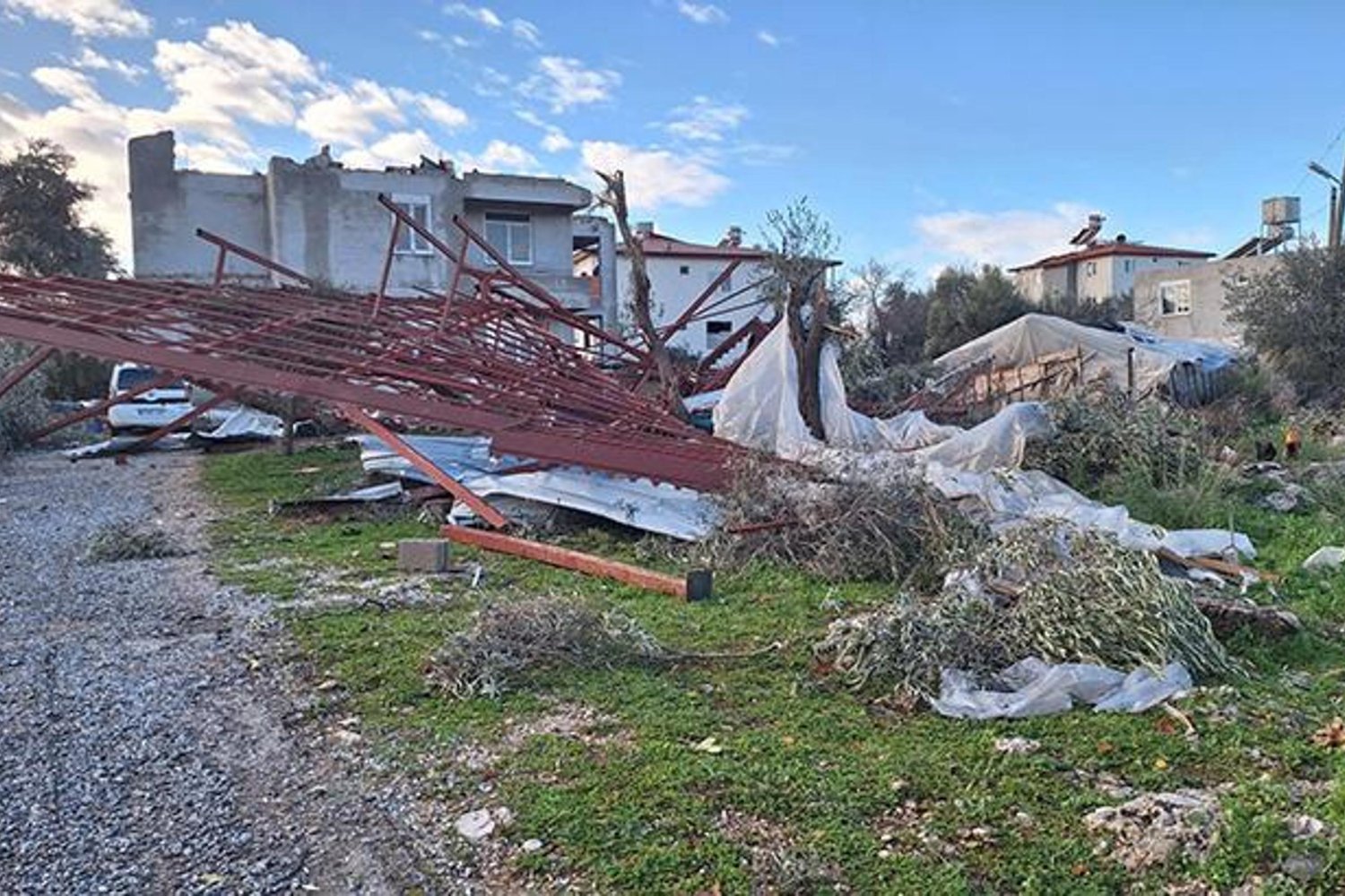 Manavgat'ta Şiddetli Hortum: Yıkıcı Hasar ve İlk Yaralanma Bildirildi