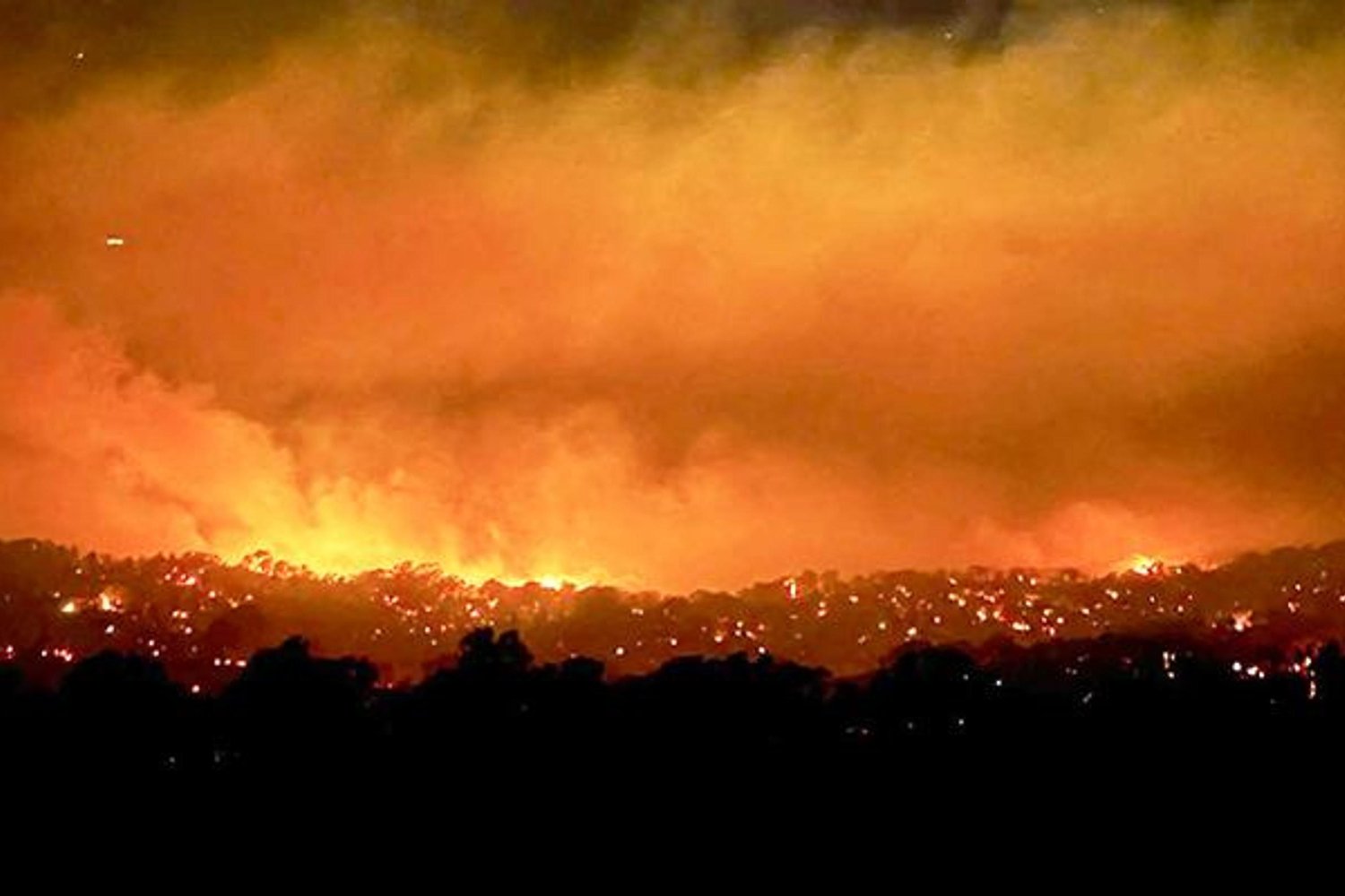 Victoria'daki Yangınlar Büyüyor: 130 Ev Kül Oldu, Tarım Arazileri Tehlikede