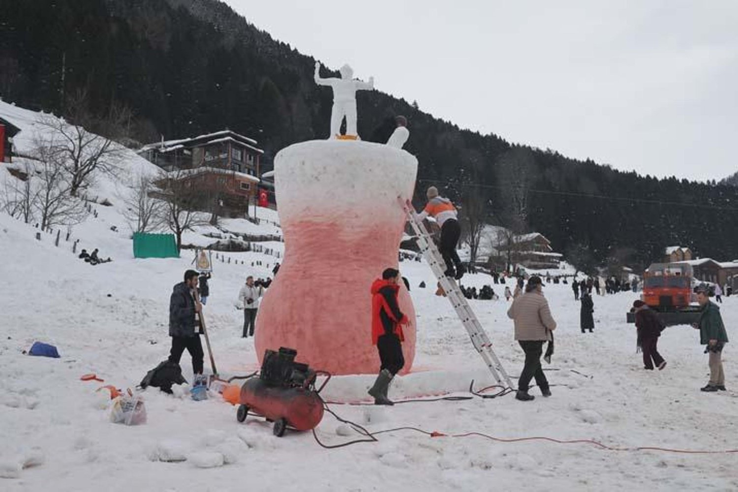Ayder’de Kardan Adam ve Türkçe Çay Bardağıyla Kar Festivali Renkli Anlar Yarattı