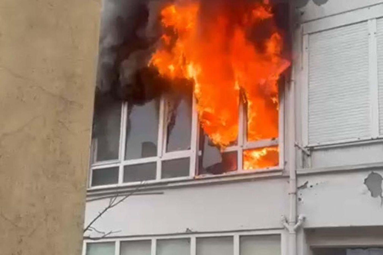 Ayvalık'ta Buzdolabı Motoru Alev Alıp Yangın Çıkardı