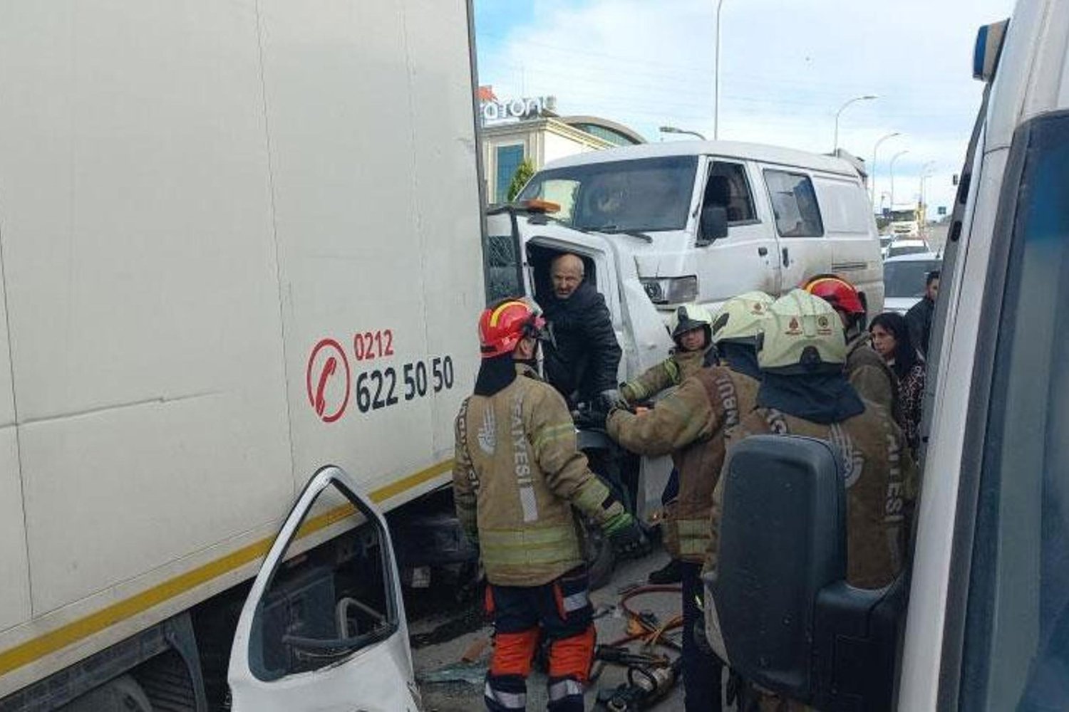 Korkutan Kavşakta Kontrolden Çıkan Çekici Dehşet Saçtı: 3 Yaralı