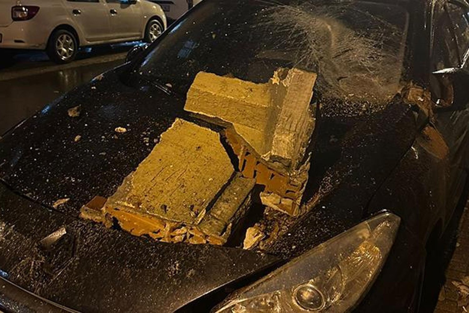 İstanbul'da Balkon Çöktü! Park Halindeki Otomobil Zarar Gördü
