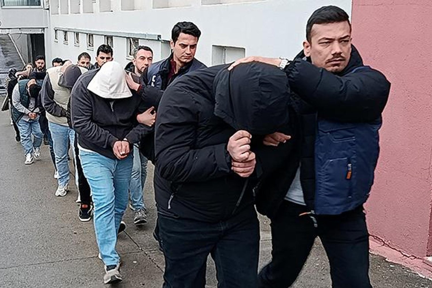 Yasa Dışı Bahis Çetesi Adana'da Çökertildi: 21 Gözaltı ve Yüksek Miktarda Para Akışı