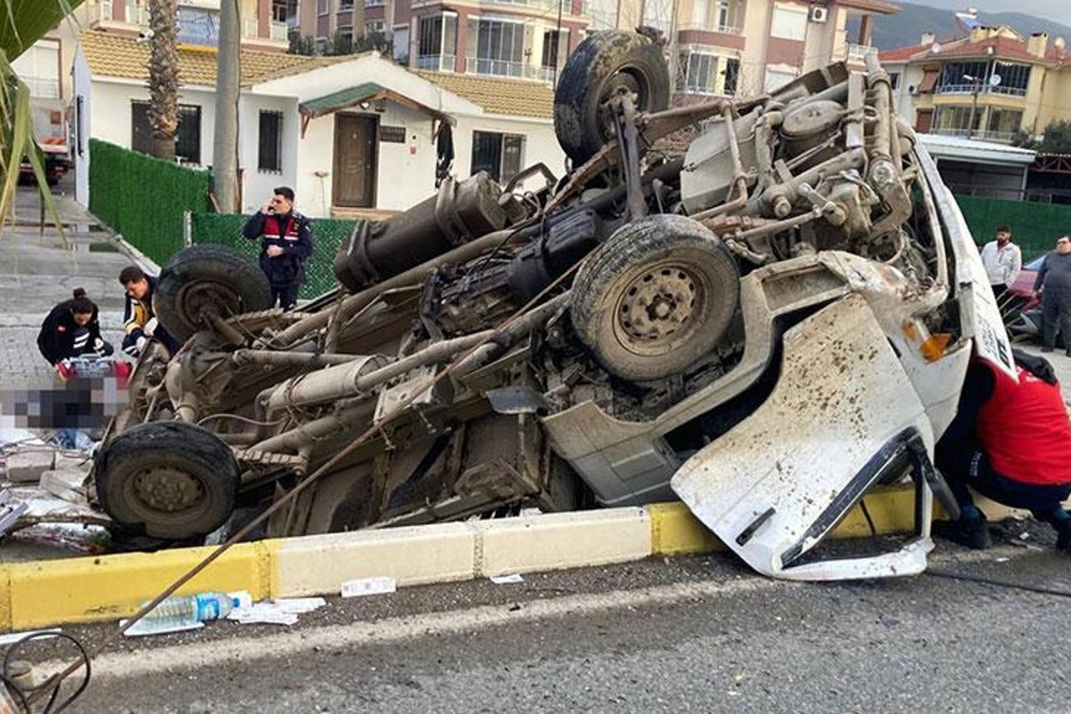 Kaza Sonrası Büyük Facia: Kamyonet Devrildi, 2 Ölü, 1 Yaralı