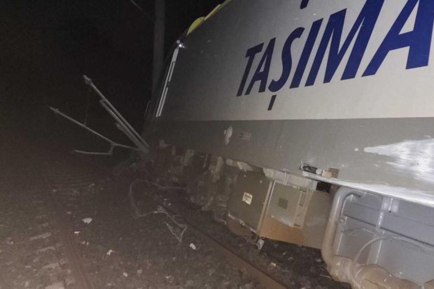 Tren Kazası Şokunu Yaşatan Toprak Kayması Sonrası Raylar Kırıldı