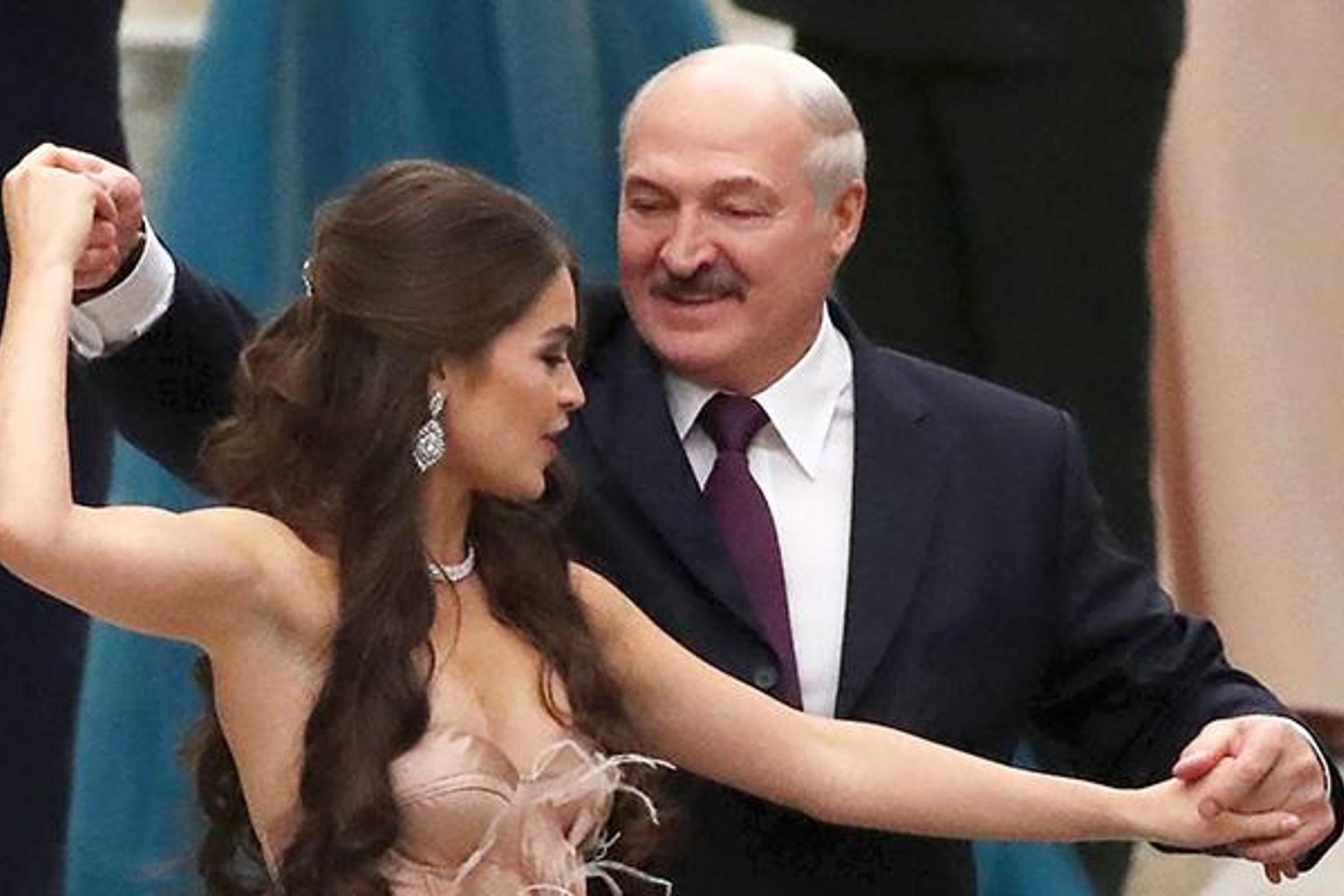 Belarus Lideri Lukaşenko Kadınlara Sözleriyle Gündemde: Güzellik İçin En İyi Yöntem Kar Temizlemek