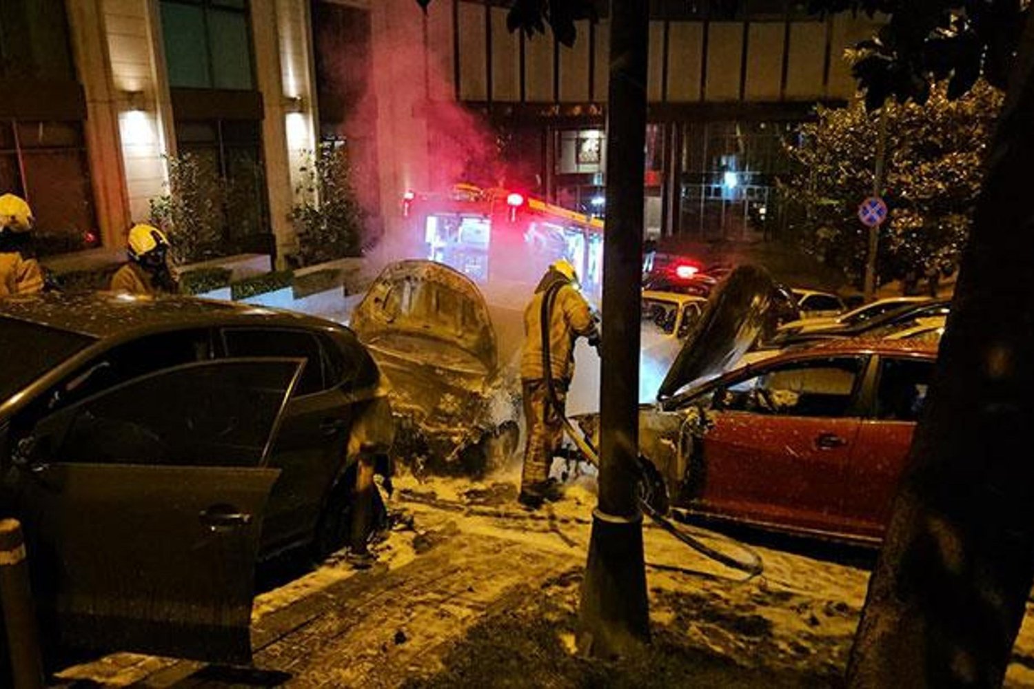 Bursa'da Otomobil Yangını Çıktı: 3 Araç Metal Oldu