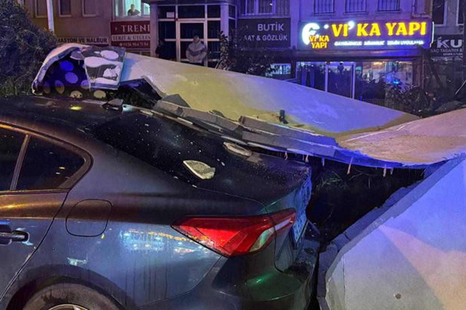 Beylikdüzü'nde Rüzgar Dehşeti: 15 Katlı Binanın Cephe Kaplaması Park Halindeki Araca Düştü