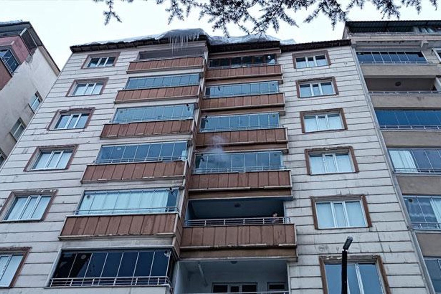 Bitlis'te Çatıdan Düşen Kar ve Buz Kütlesi Ölümle Sonuçlandı