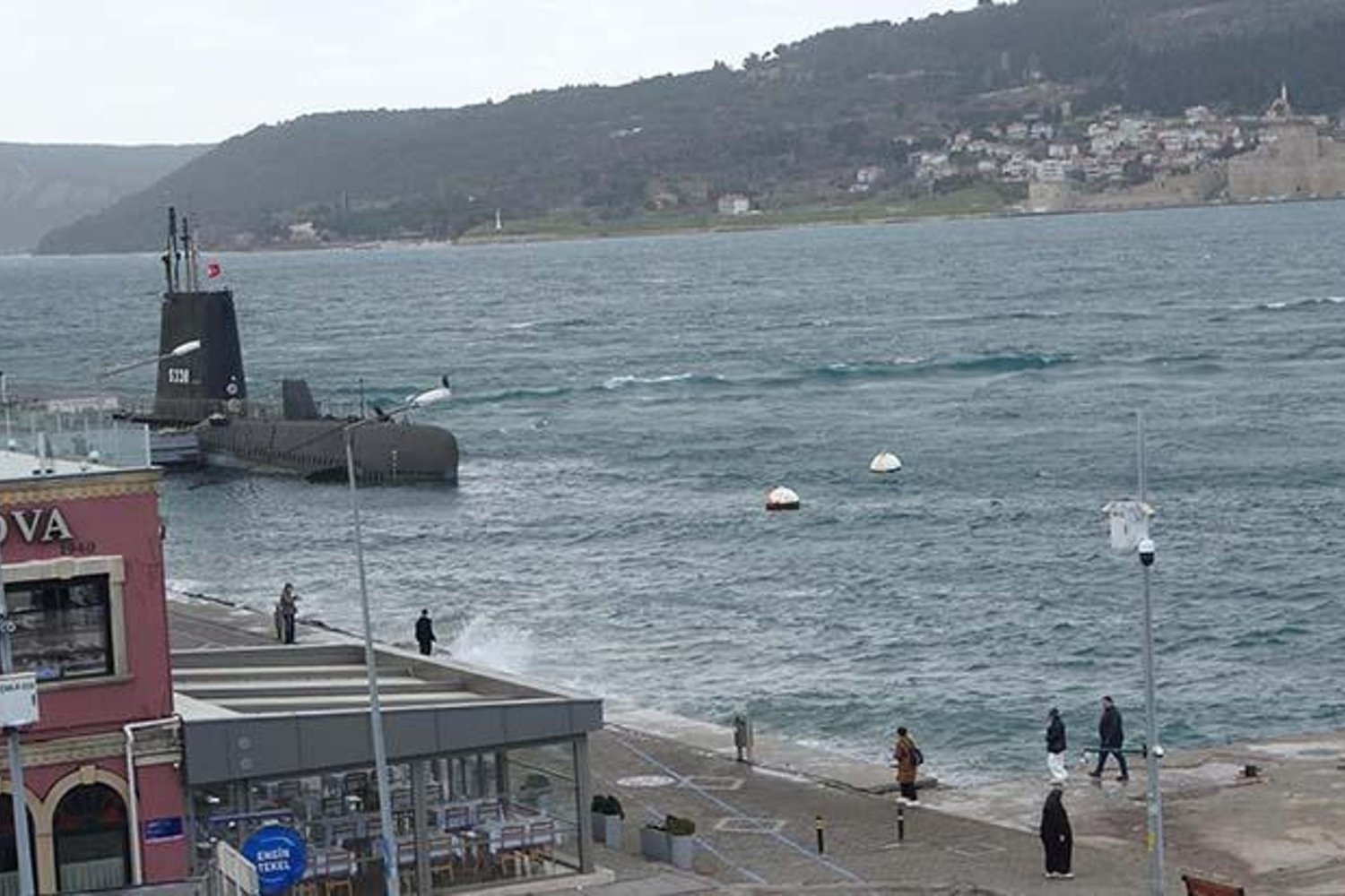 Çanakkale'de Fırtına Etkili Oldu: Feribot Seferleri İptal Edildi ve Boğaz Trafiği Kapandı