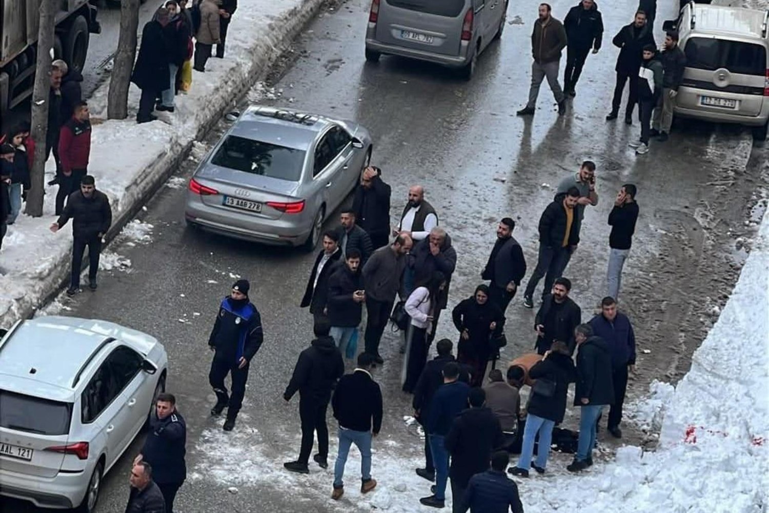 İşte Tatvan'da Talihsiz Ölüm: Kar Kütlesi Çatıdan Düşen Ayşe İder Hayatını Kaybetti