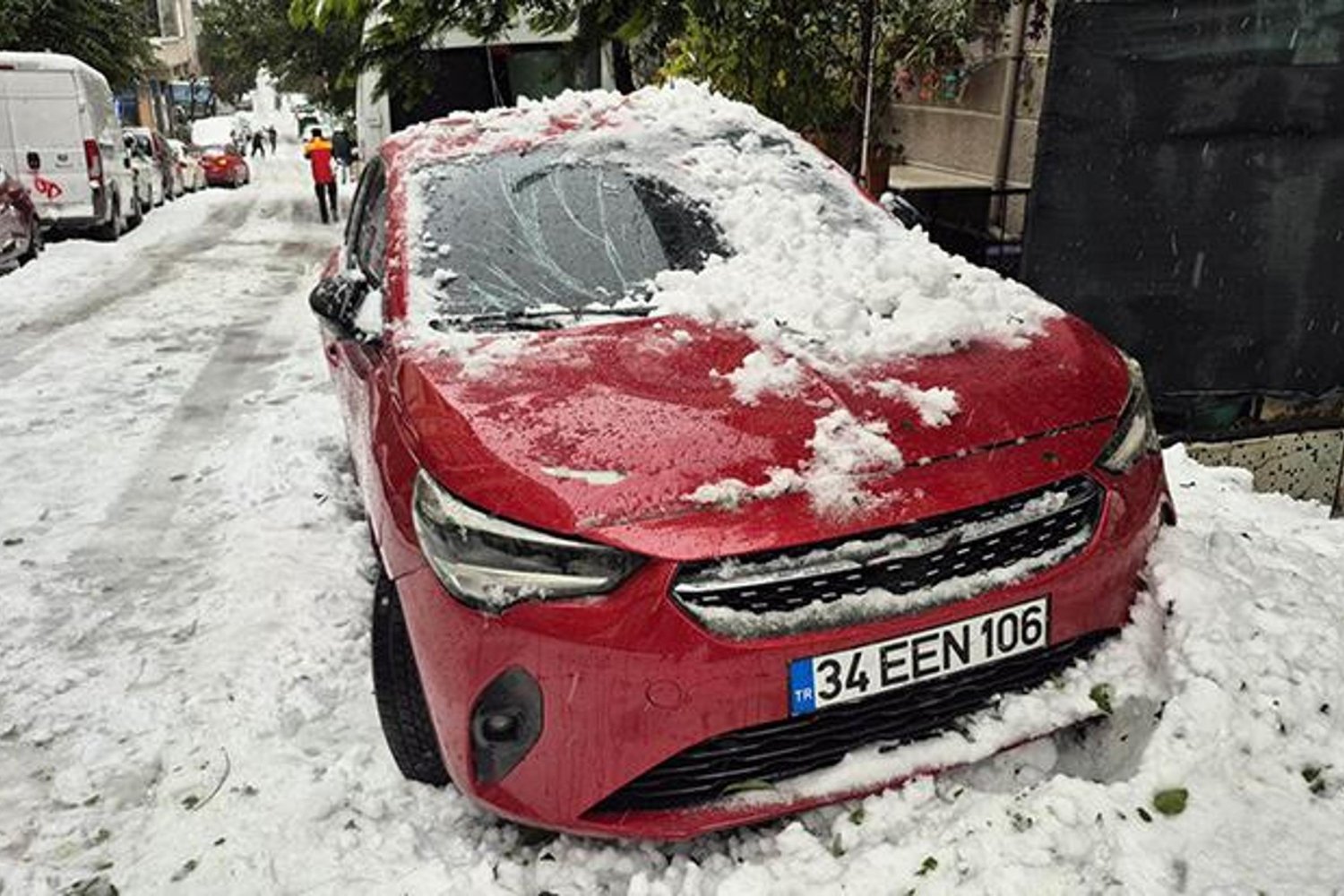 İstanbul Sultangazi'de Kar Çökmeleri Otomobile Zarar Verdi