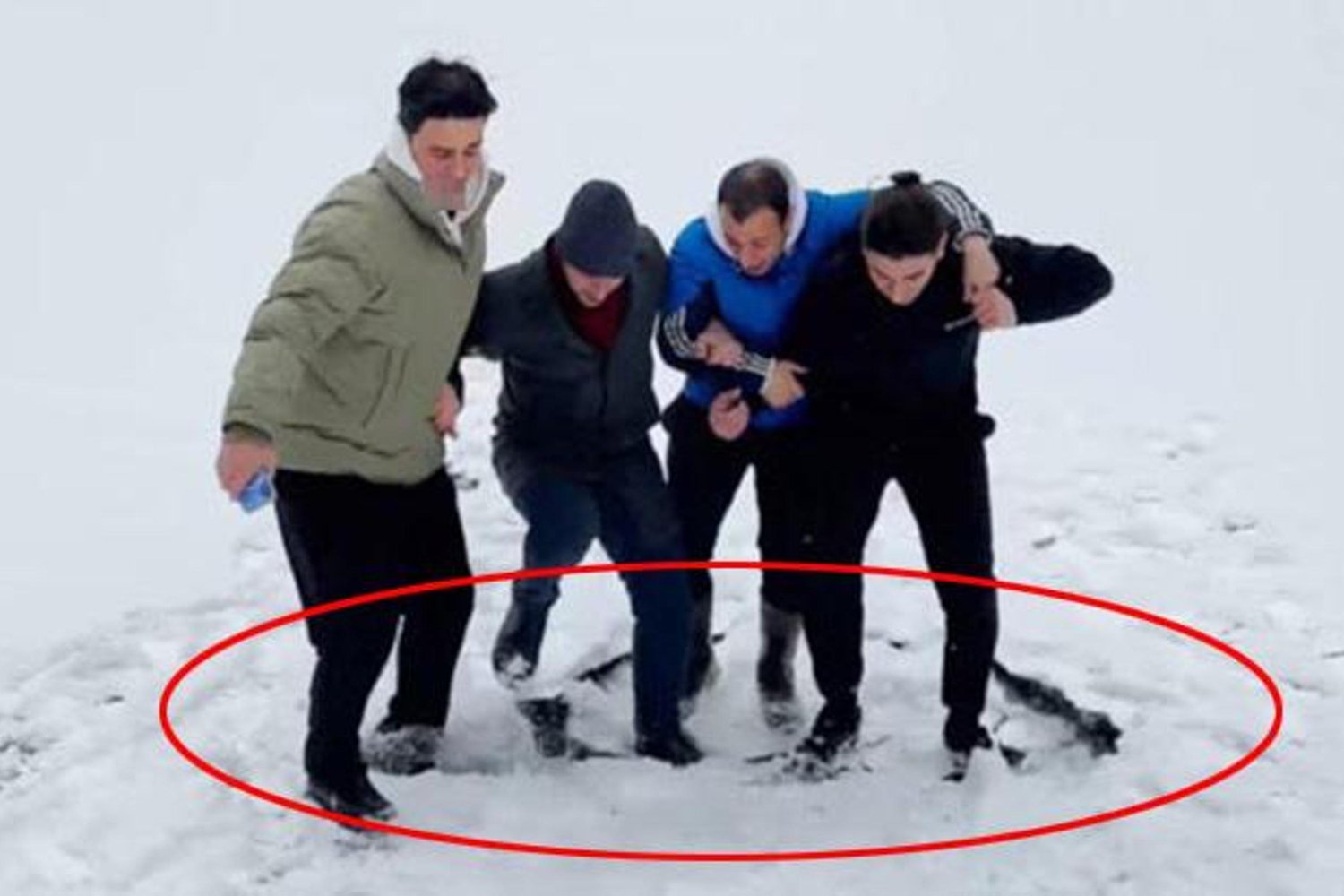 Uzungöl'de Buz Kütlesi Kırıldı: 4 Arkadaş Suya Düştü, Gülerken Hatıraya Dönüştü!