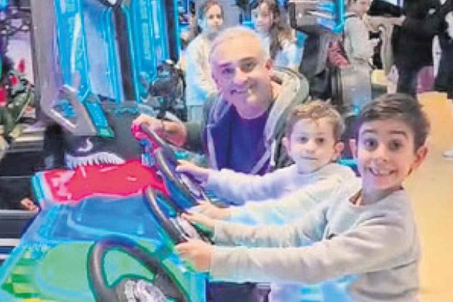 Ünlü Oyuncu Çocuklarıyla Marmara Forum'daki Playland'da Eğlence Dolu Anlar Yaşadı