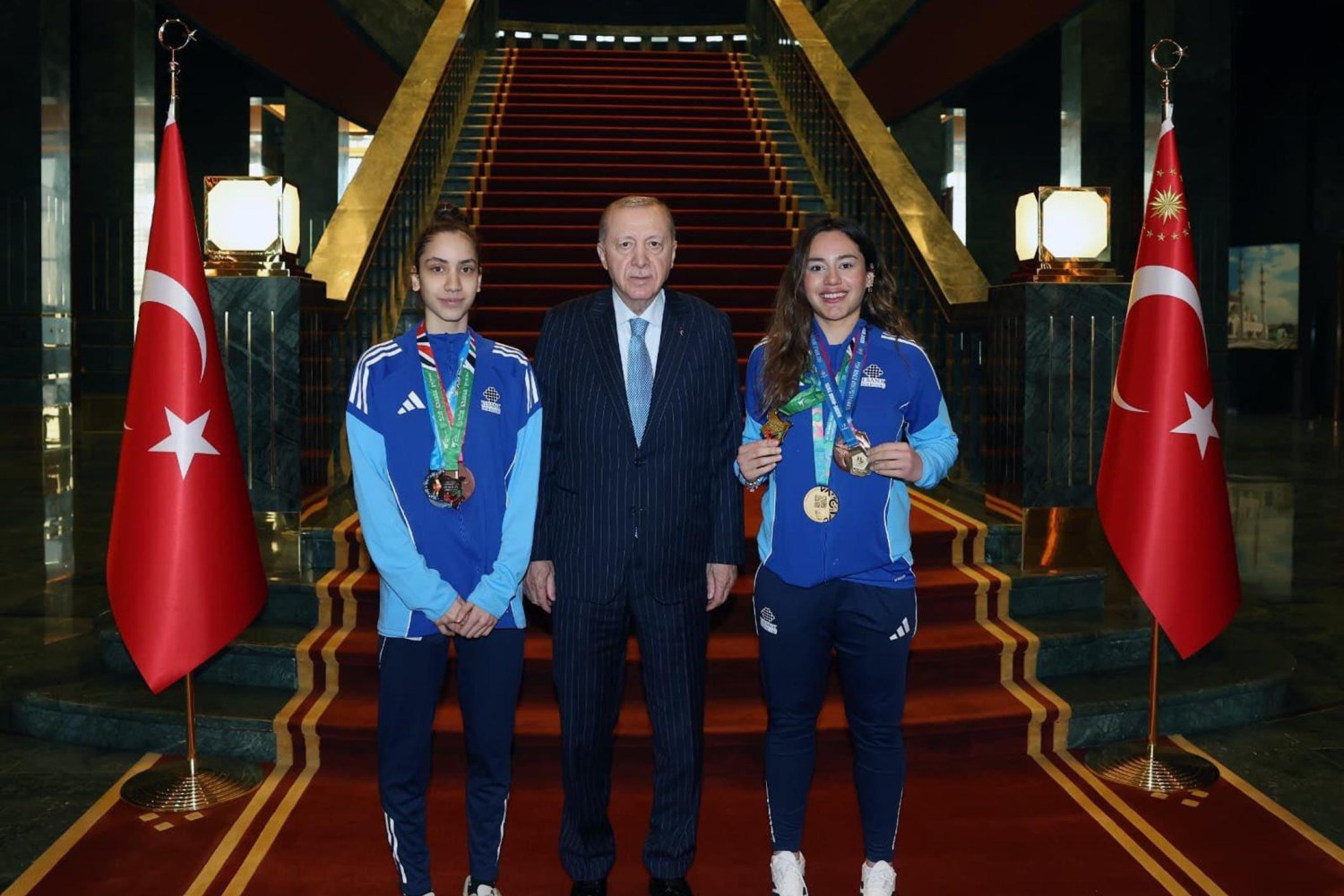 Tekvando Şampiyonları Sude ve Sıla Uzunçavdar Cumhurbaşkanlığı Külliyesi'nde Ağırlandı