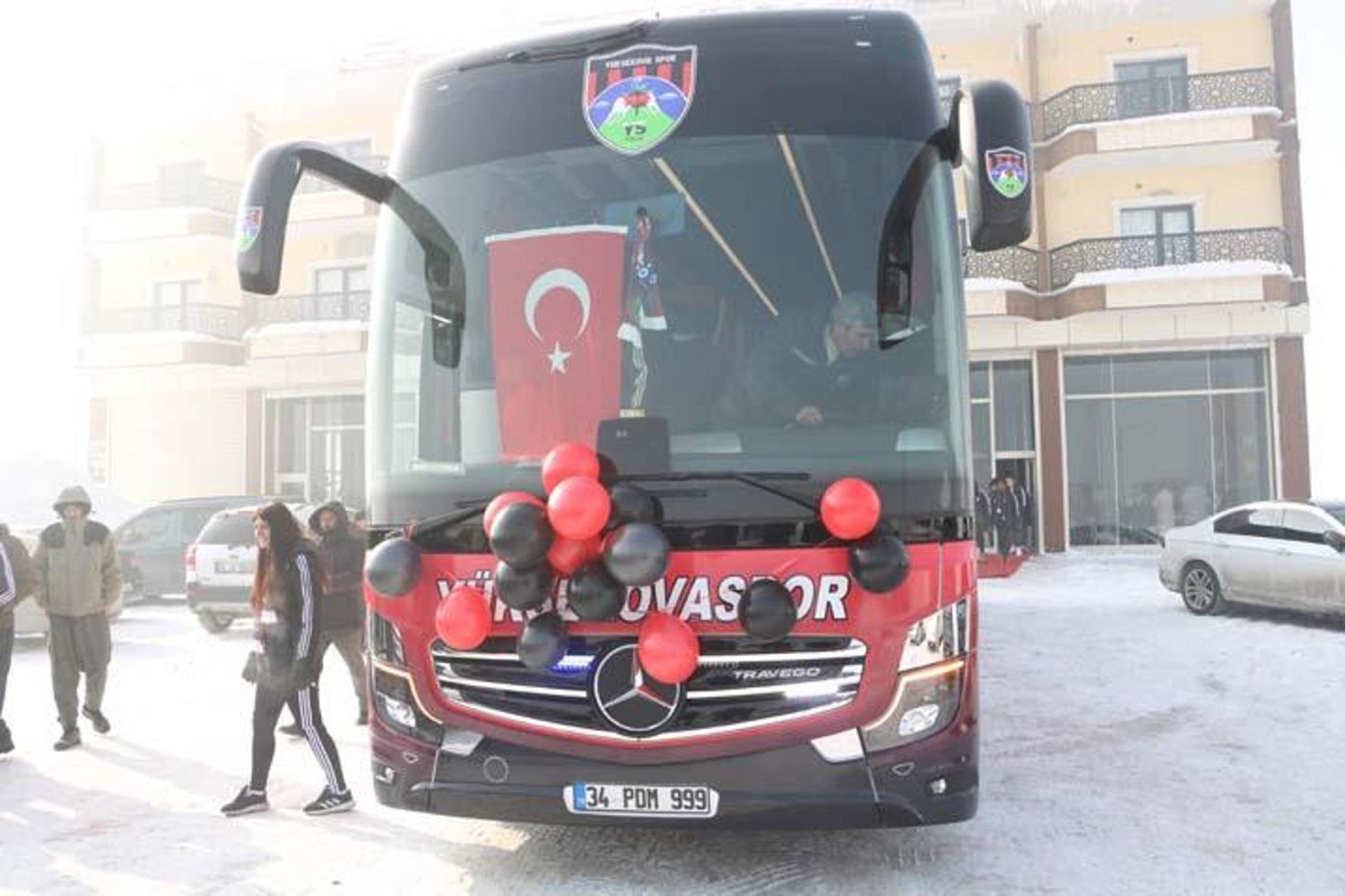 Yüksekovaspor Kadın Futbol Takımı'na Cumhurbaşkanı Erdoğan'dan Otobüs Desteği