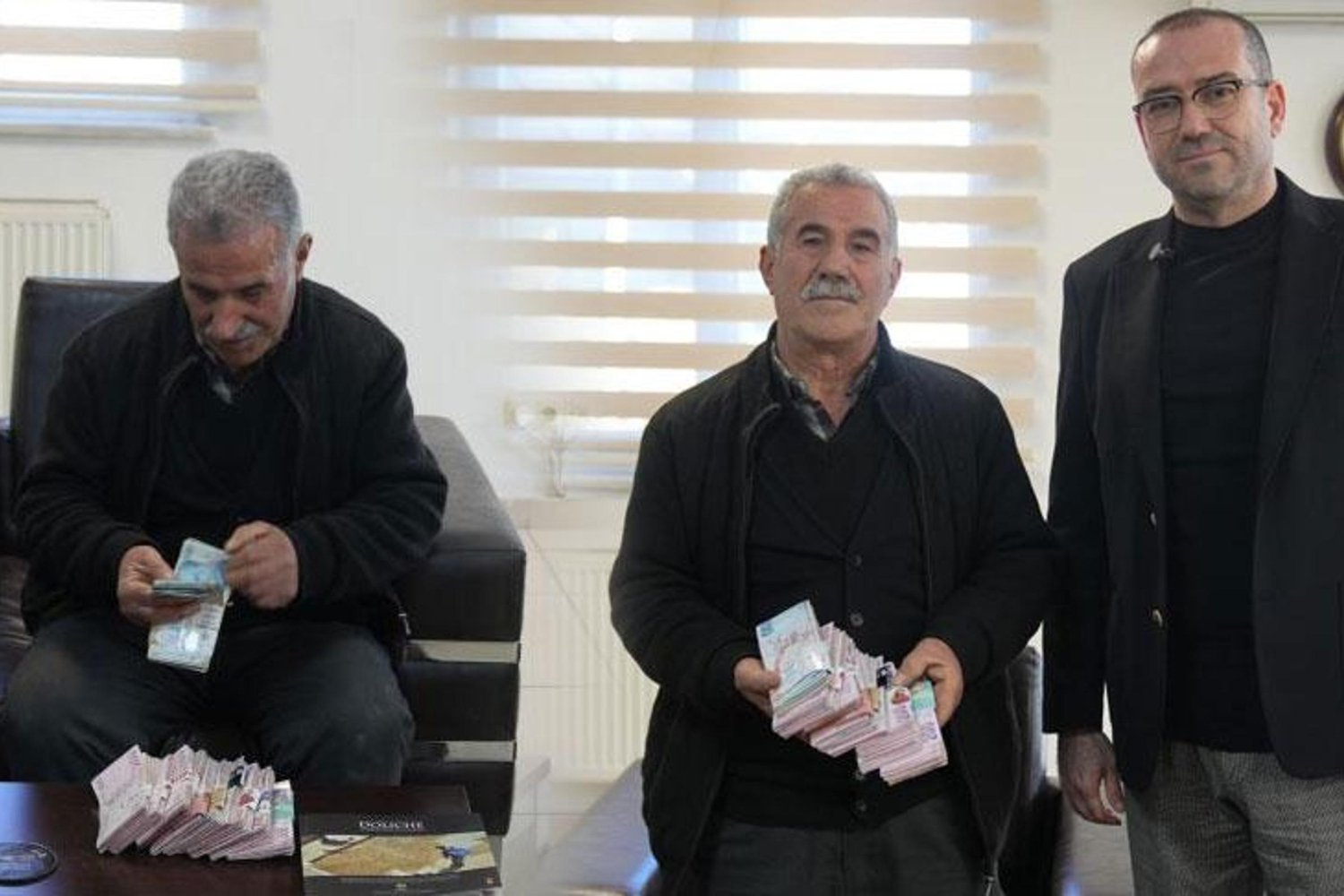 Şok! 110 Bin TL'yi Çöpe Attıktan Sonra Bulundu: Belediye Ekibi Anında Müdahale Etti