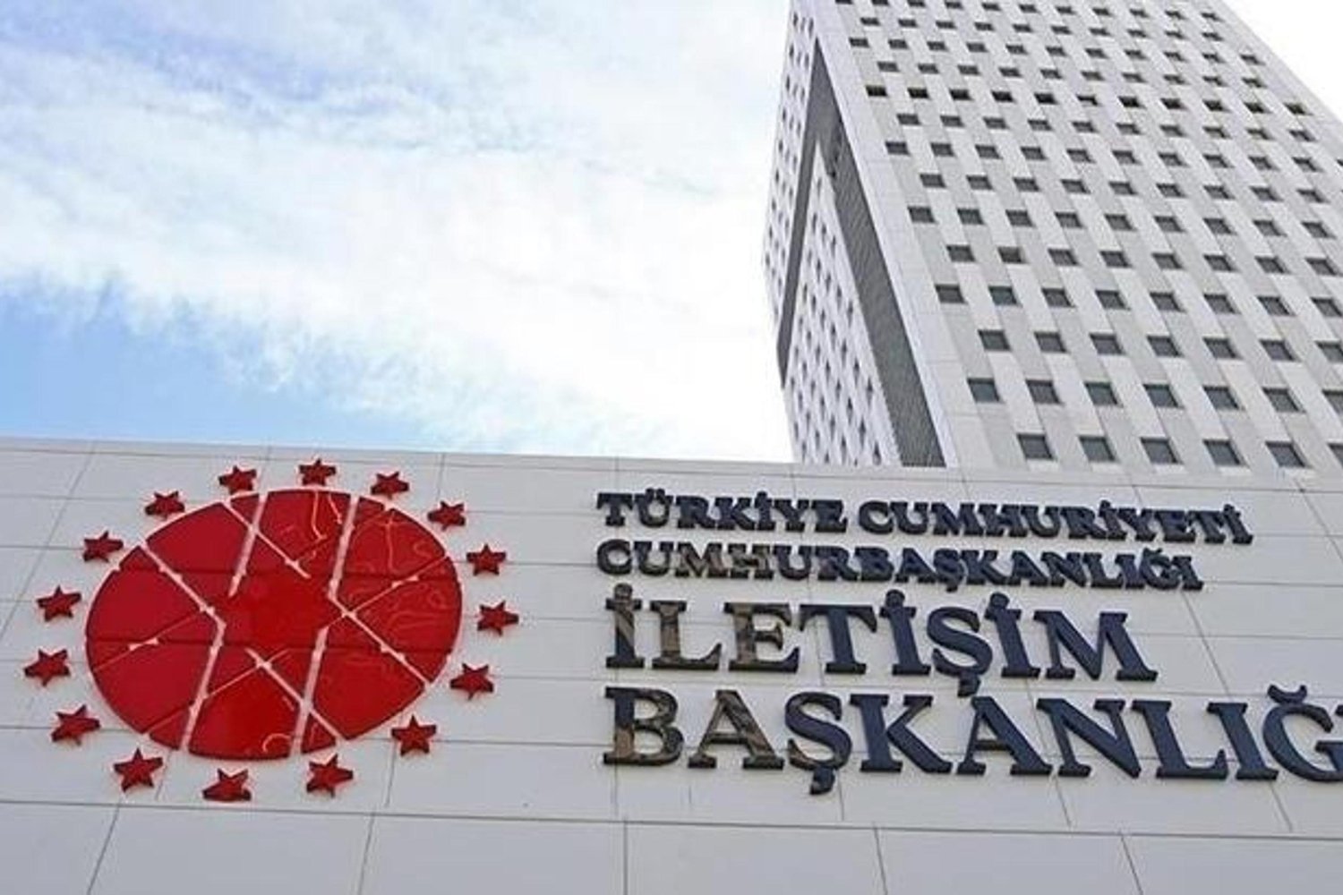 Dezenformasyonla Mücadele: Kamu Kıyafeti Taklitçilerine Dikkat!