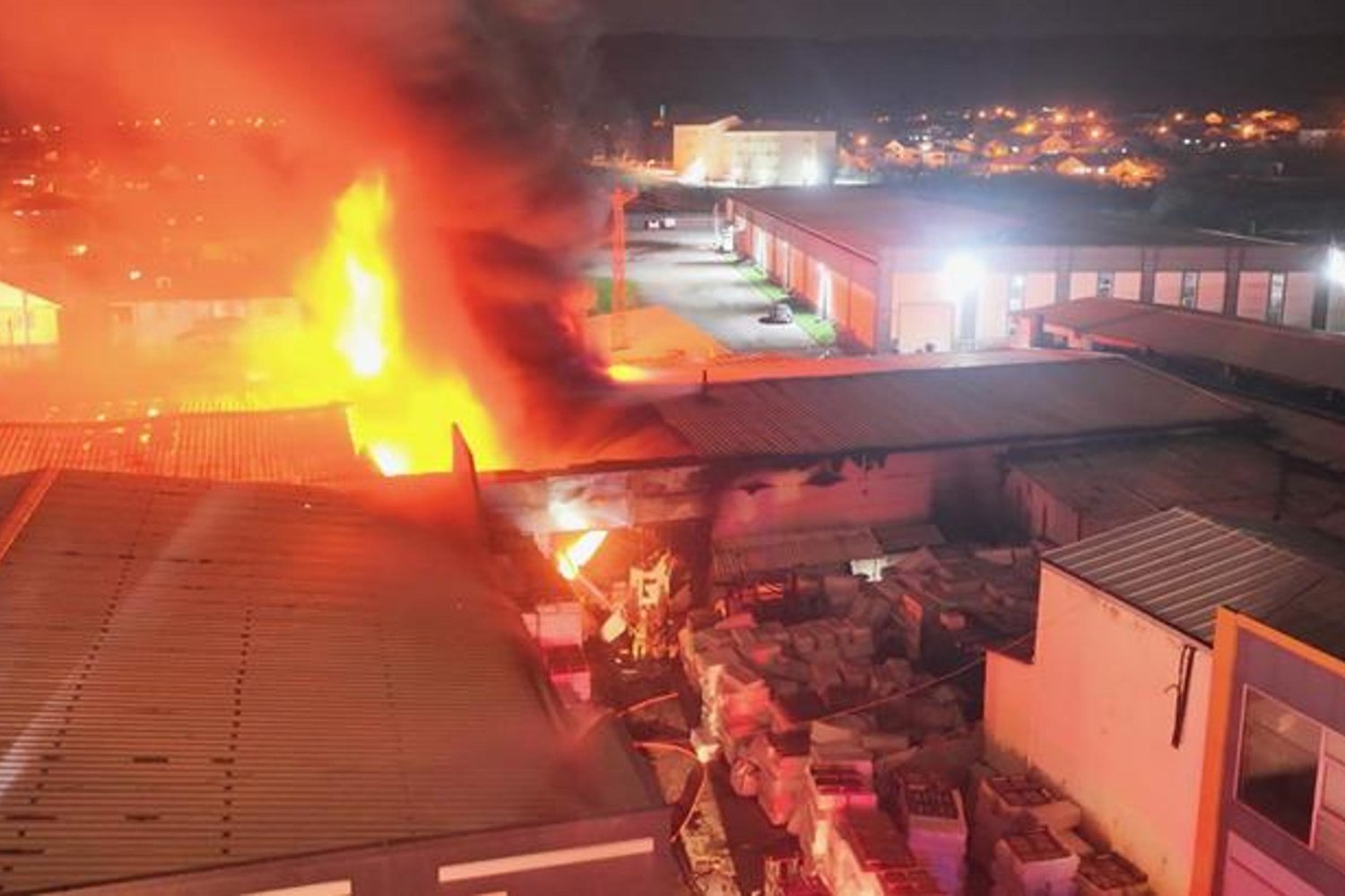Düzce Strafor Fabrikasında Yangın Çıktı, İtfaiye Müdahalesi Sürüyor