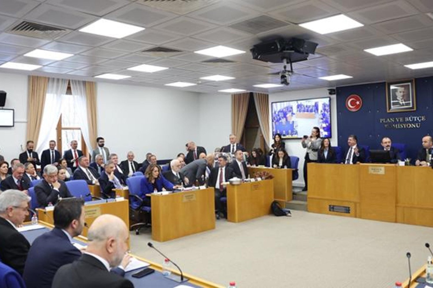 AK Parti'nin Yasal Rejim Değişiklikleri ve Asgari Ücret Artışı
