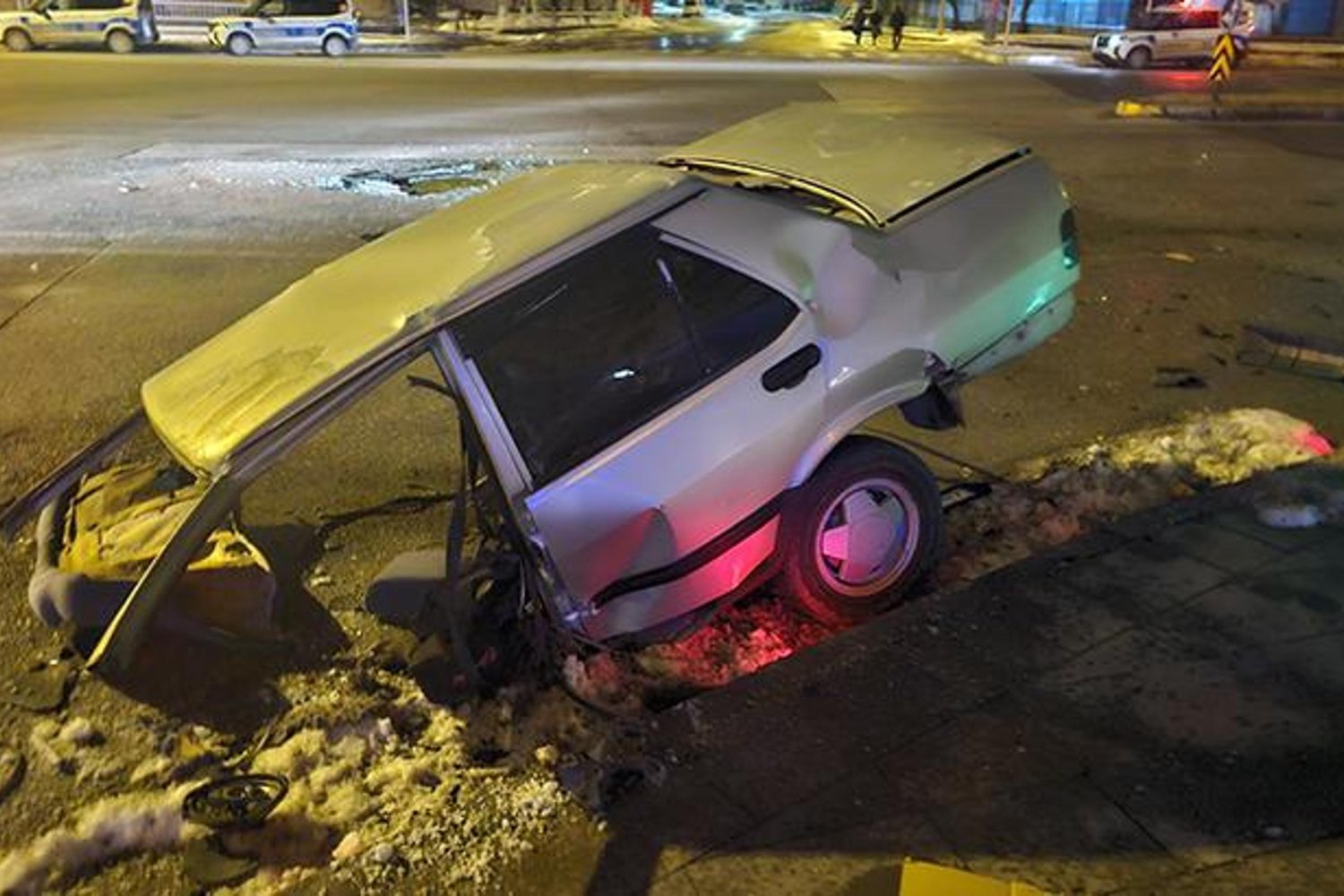 Erzincan'da Feci Otomobil Kazası: 1 Ağır Yaralı, 4 Kişi Yaralandı