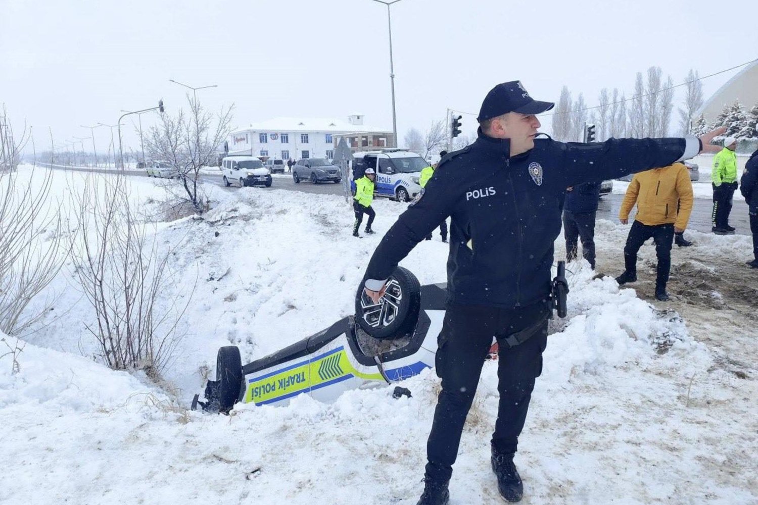 Erzincan-Sivas Karayolunda Polis Aracı Kaza Yaptı: 2 Polis Yaralandı