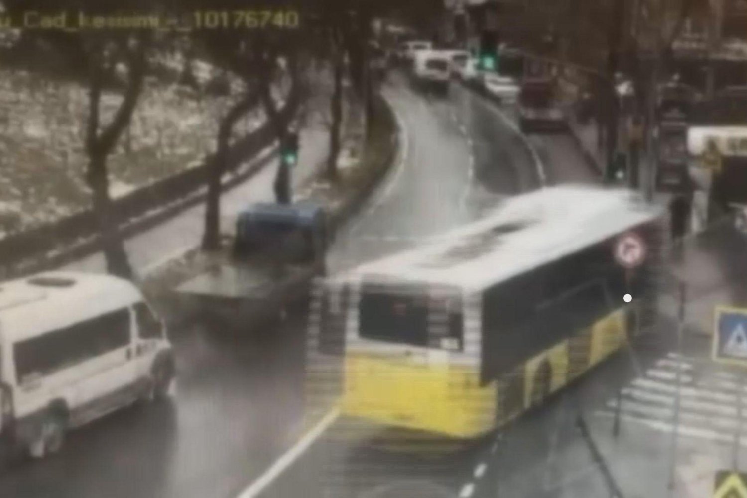 İETT Otobüsü Kaldırım ve Otoparka Daldı: Yüzlerce Güvenlik Kamerası Kaydıyla Kaza Detayları