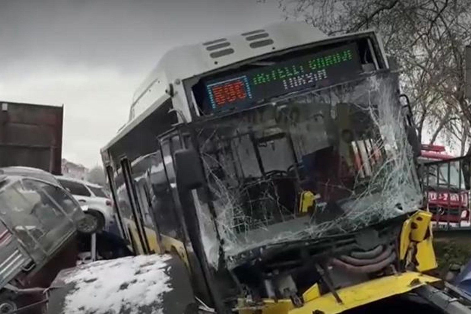 Esenler'de Kontrolden Çıkan Otobüs Otoparka Daldı: Çok Sayıda Araç Hasar Gördü!