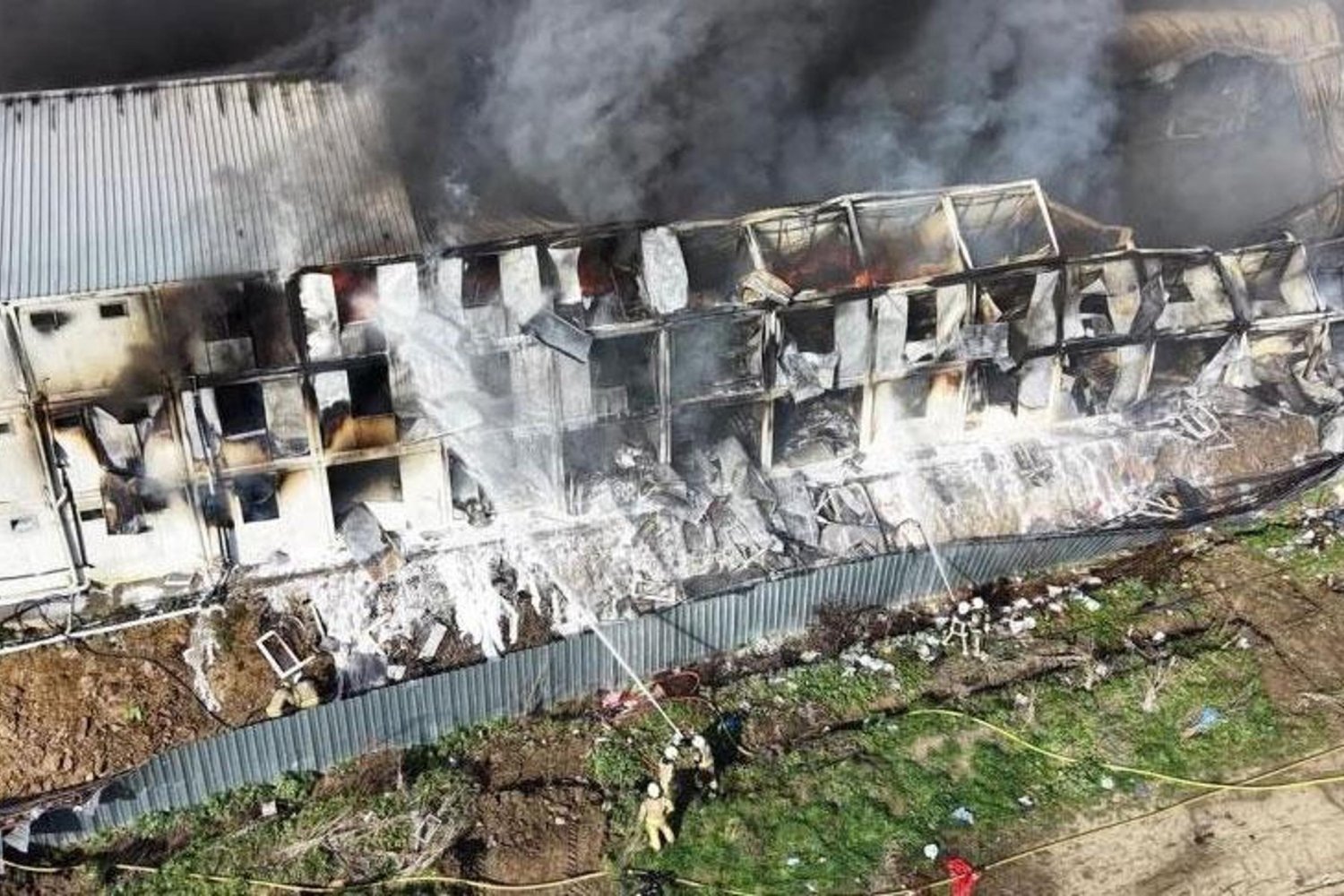 Esenyurt'ta İşçi Konteynırında Yangın Çıktı: Tahliye ve Güvenlik Önlemleri İşbaşında