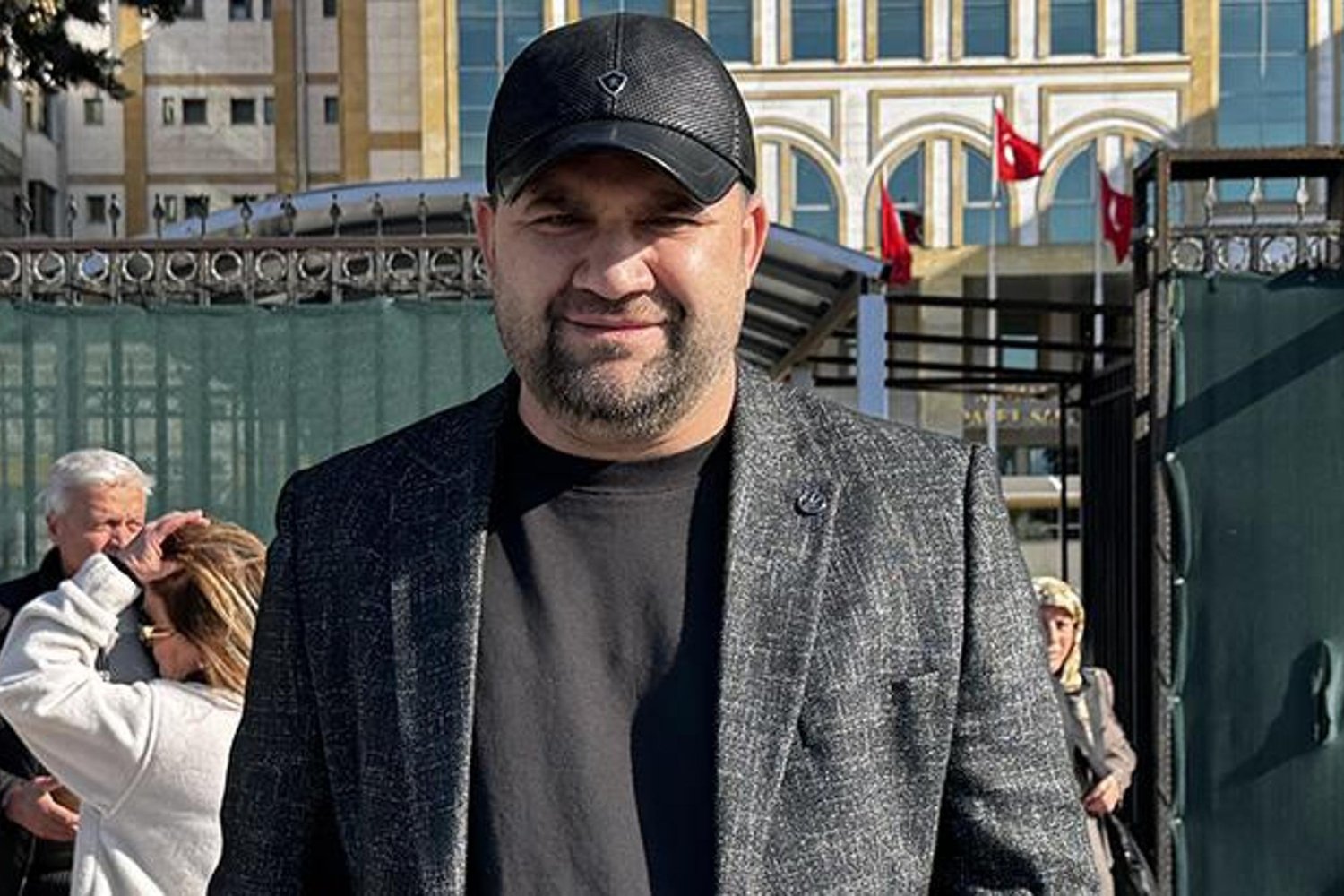 Mehmet Sıddık Menekşe Boşandı! Yardıma Koştu, Hayvan Sevgisiyle Göz Kamaştırdı