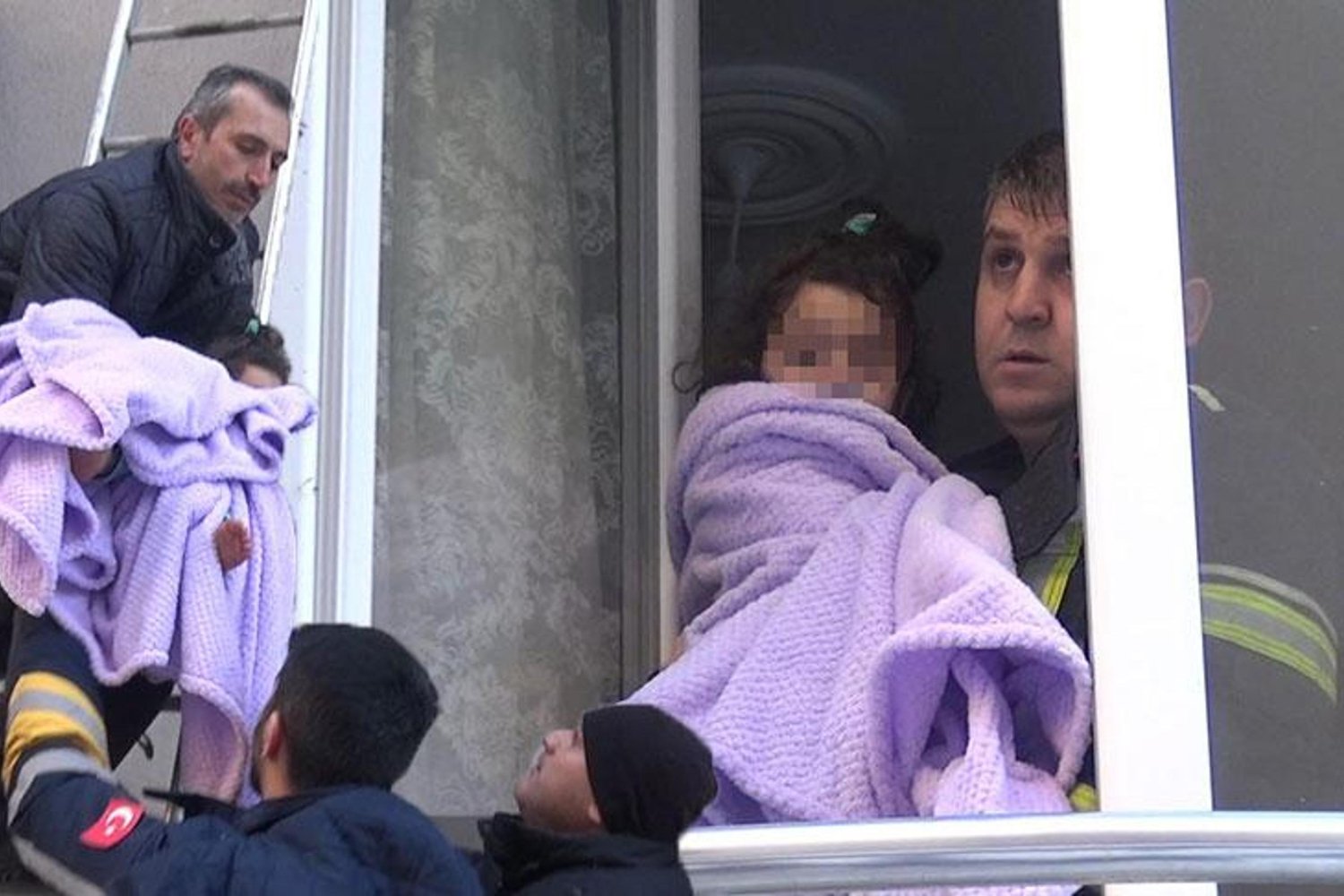 Palandöken'de Bebek Kurtarma Operasyonu| Güvenlik Kameralarına Yansıdı